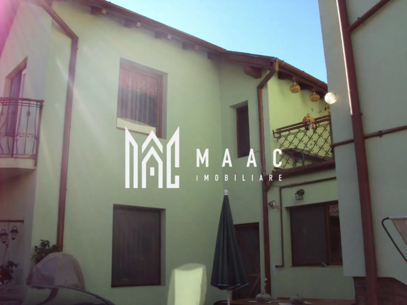 Case duplex | 6 camere | 2 corpuri | Garaj | 185 mp utili | Turnisor - Maac Imobiliare prezintă spre vânzare un imobil de tip duplex, compus din 2 corpuri de casă, ideal pentru o familie care își dorește spațiu, confort și intimitate. Caracteristici principale: Suprafață utilă: 185mp Suprafață teren: 360 mp (cu amprenta casei inclusă) Compartimentare: 6 camere (inclusiv 2 livinguri), 1 bucătărie, 3 băi , 2 balcoane, 1 terasă Garaj cu acces auto Curte cu locuri de parcare disponibile Grădină în partea din spate a casei Proprietatea se remarcă prin cele două corpuri de casă separate, ceea ce o face potrivită pentru o familie numeroasă sau pentru două familii care doresc să locuiască aproape, dar în același timp să păstreze independența. Pentru mai multe detalii precizati telefonic ca ati vazut anuntul cu ID: CP2666405