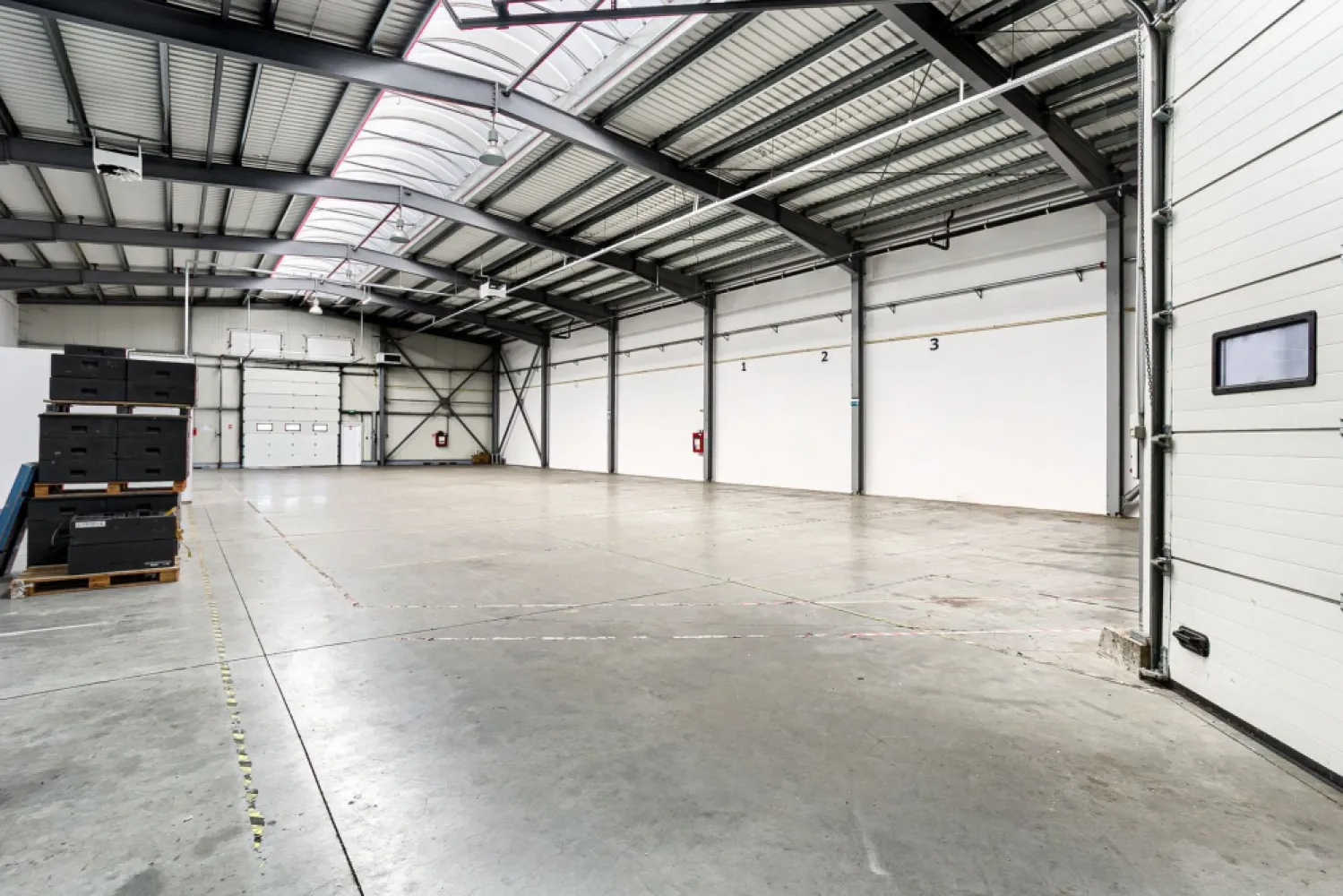Hală industrială 500 eur/mp în Arad langă Autostrada A1 - Vă oferim spre vânzare Hală industrială situată strategic în Zona Industrială Sud Arad, aproape de intrarea pe Autostrada A1. 
Hala este potrivită pentru activități de depozitare, logistică și producție.

Detalii proprietate:

Suprafață hală: 727 mp
Suprafață auxiliară: 86 mp (birouri, vestiare, sală de mese, grupuri sanitare)
Suprafață teren: 1.194 mp
Parcare securizată: 5 locuri pentru TIR și autoturisme
Înălțime la coamă: 7,65 m
Înălțime utilă: 6,5 m
Stâlpi de rezistență: 5,7 m și 12,7 m distanță între ei
Acces TIR: doc de încărcare/descărcare acoperit, la 1,2 m
Lățime acces marfă: 3 m
Rampe de acces: 1 poartă industrială
Utilitati: apa, canalizare, gaz, curent electric.

Pentru vizionare și detalii suplimentare: 0721356746 Florin Moș