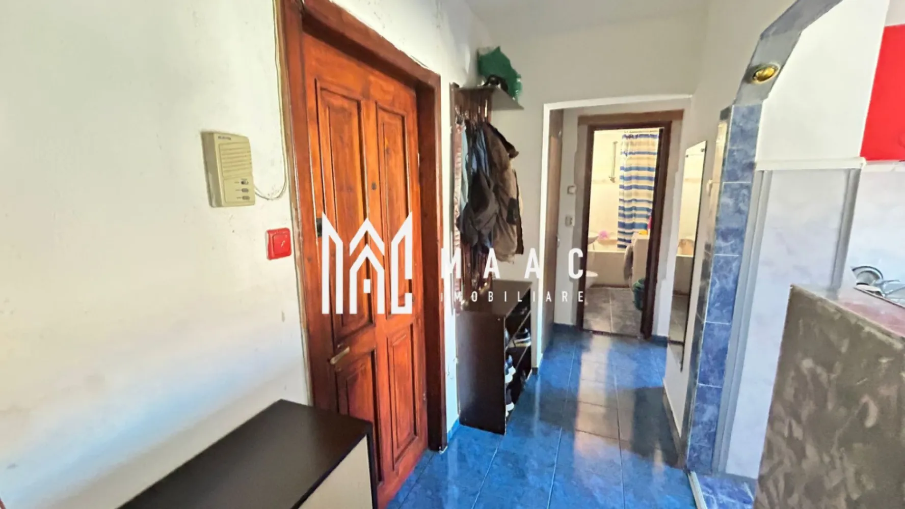 Apartament 2 camere | Decomandat | Lift | Intermediar | Mihai Viteazul - Maac Imobiliare prezintă spre vânzare un apartament decomandat cu 2 camere, situat pe Bulevardul Mihai Viteazul, într-una dintre cele mai bune zone din Sibiu. Locația este excelentă, aproape de Biserica Înălțarea Domnului și Sfântul Ierarh Nicolae, universități, centre comerciale, magazine , cafenele, terase, farmacii și stații de autobuz, toate accesibile fără a depinde de mașină. Detalii apartament: Suprafață utilă: 47,4 mp Balcon închis cu termopan de aprox. 4 mp, acces din living Etaj intermediar: 4 din 8, bloc cu lift modernizat Bloc izolat termic și întreținut foarte bine Centrală termică nouă, geamuri termopan Apartament renovat ultima dată acum 10 ani, necesită modernizare după preferințe Debară pe hol pentru depozitare Avantaje: Locație liniștită, cu vedere pe partea din spate a blocului, ferit de trafic și agitație Acces rapid la toate facilitățile orașului Posibilitate de amenajare modernă după bunul plac Pentru mai multe detalii precizati telefonic ca ati vazut anuntul cu ID: CP2807125.