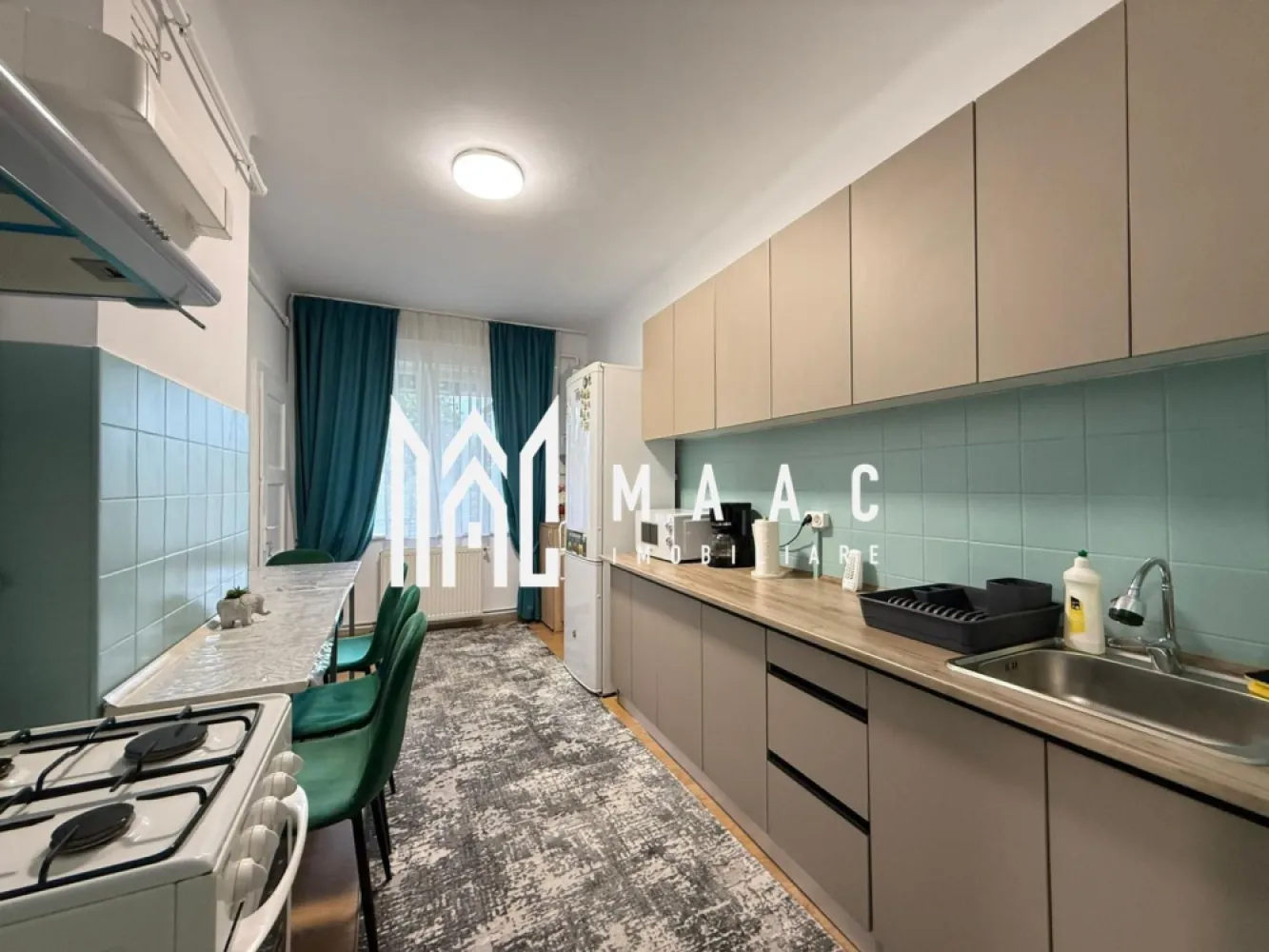 Apartament 1 camera | Etaj 1 | Decomandat | Curte | C. Noica - MAAC Imobiliare vă propune spre vanzare un apartament cu o cameră, decomandat, situat la etajul 1 unei case din zona centrală mai exact pe Strada Constantin Noica, Nr. 2.

Locuinta cuprinde: hol de acces, cameră spațioasă, bucătărie cu cămară, baie cu geam.

Garsoniera este recent renovata si mobilata, avand o suprafata utila de 51,14 mp utili.

Aceasta este repartizata astfel: hol de 11.09 mp, camera de 23.12 mp, bucatarie de 11.27 mp, camara de 1.16 mp, baie de 4.5 mp si un balcon-terasa de 23.4 mp.

Garsoniera se afla intr-un imobil cu regim de inaltime P+E+Pod, fiind situata la etajul 1, unde se mai afla inca 4 familii, avand o curte comuna de 1623 mp unde se poate parca o masina (cota parte de 280mp)

Garsoniera dispune de centrala noua prin condensare, aragaz, cuptor cu microunde, cafetiera, mobila noua, TV nou, masina de spalat fiindca foarte bine pozitionata atat raportata la Facultatea de Medicina cat si in apropiere de centru ( 2 minute de mers pe jos pana in Piata Mare-Sibiu ).

Instalația electrică este refăcută integral, instalația sanitară la fel, geamurile sunt de termopan iar pereții beneficiază de izolație de 10 cm

Acoperișul este schimbat complet de 5 ani.În pod se beneficiază de spațiul conform amprentei apartamentului, având posibilitatea de mansardare.

Designul modern si ambientul placut imprima locatiei o energie pozitiva si un aer calm, intim.

În imediata apropiere se află centre comerciale, instituții de învățământ, bancare, mijloace de transport în comun.

In imobil se poate muta imediat sau se poate transforma în regim hotelier, având potențial maxim datorită poziționării centrale cât și a curții disponibile.

Pentru mai multe detalii, precizați telefonic că ați văzut anunțul cu ID: CP3117932.