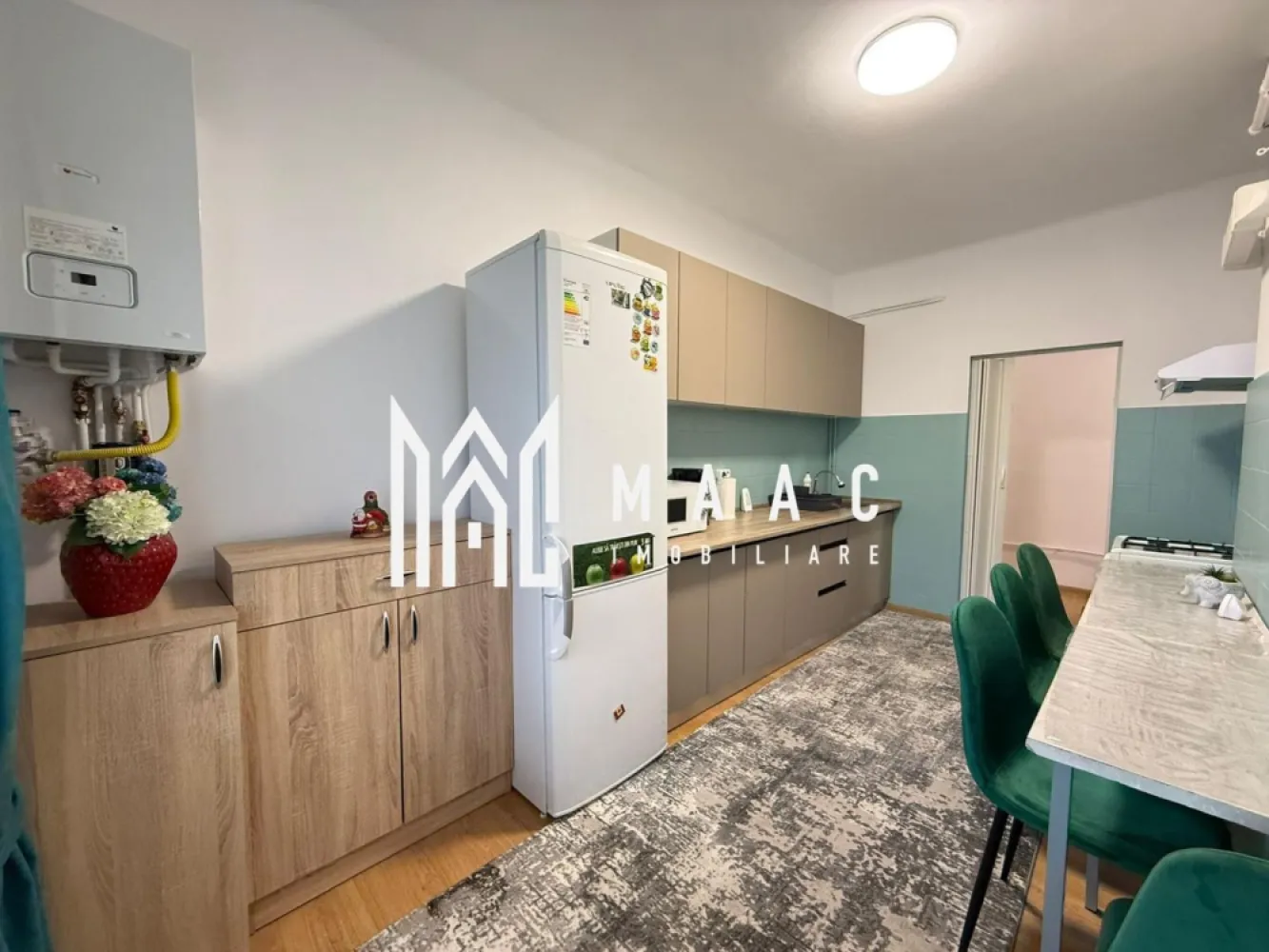Apartament 1 camera | Etaj 1 | Decomandat | Curte | C. Noica - MAAC Imobiliare vă propune spre vanzare un apartament cu o cameră, decomandat, situat la etajul 1 unei case din zona centrală mai exact pe Strada Constantin Noica, Nr. 2.

Locuinta cuprinde: hol de acces, cameră spațioasă, bucătărie cu cămară, baie cu geam.

Garsoniera este recent renovata si mobilata, avand o suprafata utila de 51,14 mp utili.

Aceasta este repartizata astfel: hol de 11.09 mp, camera de 23.12 mp, bucatarie de 11.27 mp, camara de 1.16 mp, baie de 4.5 mp si un balcon-terasa de 23.4 mp.

Garsoniera se afla intr-un imobil cu regim de inaltime P+E+Pod, fiind situata la etajul 1, unde se mai afla inca 4 familii, avand o curte comuna de 1623 mp unde se poate parca o masina (cota parte de 280mp)

Garsoniera dispune de centrala noua prin condensare, aragaz, cuptor cu microunde, cafetiera, mobila noua, TV nou, masina de spalat fiindca foarte bine pozitionata atat raportata la Facultatea de Medicina cat si in apropiere de centru ( 2 minute de mers pe jos pana in Piata Mare-Sibiu ).

Instalația electrică este refăcută integral, instalația sanitară la fel, geamurile sunt de termopan iar pereții beneficiază de izolație de 10 cm

Acoperișul este schimbat complet de 5 ani.În pod se beneficiază de spațiul conform amprentei apartamentului, având posibilitatea de mansardare.

Designul modern si ambientul placut imprima locatiei o energie pozitiva si un aer calm, intim.

În imediata apropiere se află centre comerciale, instituții de învățământ, bancare, mijloace de transport în comun.

In imobil se poate muta imediat sau se poate transforma în regim hotelier, având potențial maxim datorită poziționării centrale cât și a curții disponibile.

Pentru mai multe detalii, precizați telefonic că ați văzut anunțul cu ID: CP3117932.