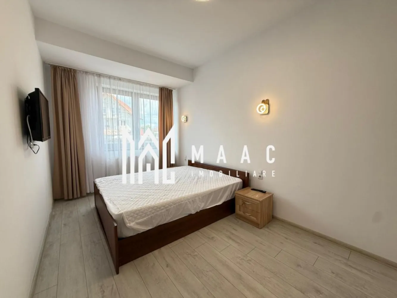 Apartament 3 camere | Balcon | Parcare | Modern | Selimbar - MAAC Imobiliare ofera spre inchiriere apartament cu 3 camere, complet mobilat si utilat, in zona Selimbar.

*PET-FRIENDLY - Se accepta cu animal de companie de talie mica.

Compartimentarea: living cu bucatarie open-space cu acces in balcon, 2 dormitoare, 2 bai (una cu cada si una cu dus).

Aferent - loc de parcare.

Se percepe o chirie in avans, garantie in cuantumul unei chirii lunare si se inchiriaza pe minim 12 luni. Disponibilitate imediata.

Pentru mai multe detalii, va rugam specificati telefonic: CP3182514
