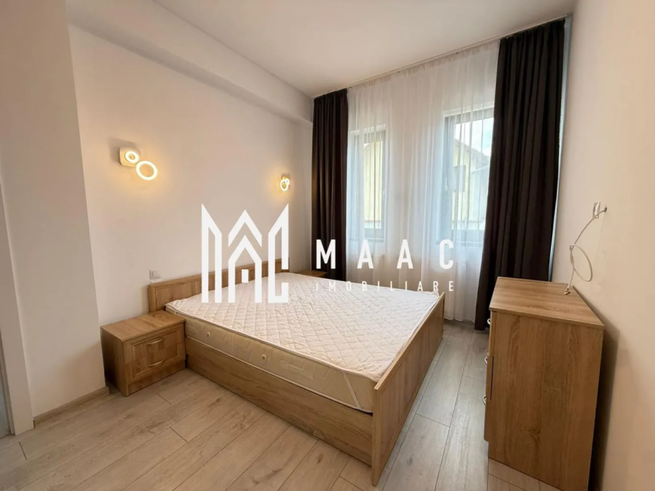 Apartament 3 camere | Balcon | Parcare | Modern | Selimbar - MAAC Imobiliare ofera spre inchiriere apartament cu 3 camere, complet mobilat si utilat, in zona Selimbar.

*PET-FRIENDLY - Se accepta cu animal de companie de talie mica.

Compartimentarea: living cu bucatarie open-space cu acces in balcon, 2 dormitoare, 2 bai (una cu cada si una cu dus).

Aferent - loc de parcare.

Se percepe o chirie in avans, garantie in cuantumul unei chirii lunare si se inchiriaza pe minim 12 luni. Disponibilitate imediata.

Pentru mai multe detalii, va rugam specificati telefonic: CP3182514
