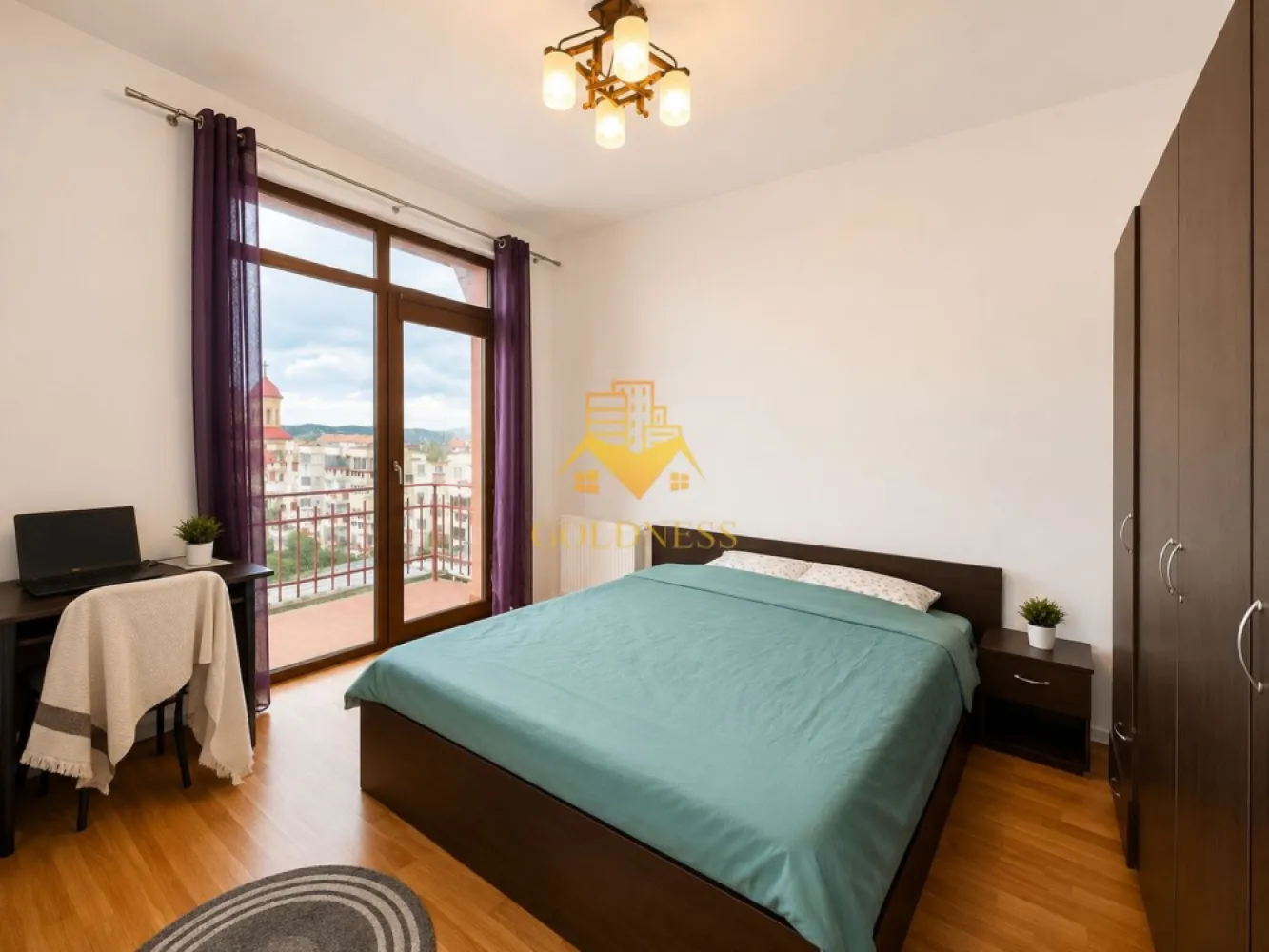 3 camere,Parcare, Observatorului, Calea turzii, Lidl, Sigma, AC. - GOLDNESS Imobiliare vă propune spre închiriere un apartament modern cu 3 camere, complet mobilat și utilat, într-una dintre cele mai apreciate zone ale cartierului Zorilor, la etajul 4 al unui imobil cu 4 niveluri.

Unul dintre principalele avantaje ale proprietății îl reprezintă cele două locuri de parcare subterane, un beneficiu rar întâlnit în această zonă și extrem de apreciat pentru confortul zilnic.

Apartamentul este luminos, bine compartimentat și oferă spații generoase, fiind ideal pentru o familie, un cuplu sau persoane care își doresc să locuiască într-o zonă liniștită, dar cu acces rapid către centrul orașului, universități, spitale și principalele puncte de interes din Cluj-Napoca.

Compartimentare:

Dormitor matrimonial cu dressing și acces direct pe balcon;
Al doilea dormitor cu pat matrimonial, dressing și noptiere;
Living open-space cu bucătăria, canapea extensibilă, loc de servit masa și aer condiționat;
Baie spațioasă cu cadă, calorifer port-prosop și spații pentru depozitare;
Balcon cu acces din dormitor.

Dotări:

Centrală termică proprie;
Aer condiționat;
Frigider;
Aragaz;
Hotă;
Mașină de spălat rufe;
Mobilier complet;
Geamuri termopan;
2 locuri de parcare subterane.

Zona oferă acces rapid către mijloace de transport în comun, supermarketuri, farmacii, restaurante, clinici medicale și spații verzi, fiind una dintre cele mai căutate locații rezidențiale din Cluj-Napoca.

Puncte de interes în apropiere

Sigma Shopping Center

Mers pe jos: aproximativ 5 minute
Cu mașina: aproximativ 2 minute
Cu transportul în comun: aproximativ 5 minute

Spitalul Clinic de Recuperare

Mers pe jos: aproximativ 10 minute
Cu mașina: aproximativ 4 minute
Cu transportul în comun: aproximativ 6 minute

Grădina Botanică „Alexandru Borza”

Mers pe jos: aproximativ 15 minute
Cu mașina: aproximativ 5 minute
Cu transportul în comun: aproximativ 10 minute

Piața Unirii – Centrul orașului

Mers pe jos: aproximativ 30 minute
Cu mașina: aproximativ 8 minute
Cu transportul în comun: aproximativ 12 minute

Universități și facultăți în apropiere

Universitatea de Medicină și Farmacie „Iuliu Hațieganu”

Mers pe jos: aproximativ 15 minute
Cu mașina: aproximativ 5 minute
Cu transportul în comun: aproximativ 18 minute

Facultatea de Arhitectură și Urbanism (UTCN)

Mers pe jos: aproximativ 10 minute
Cu mașina: aproximativ 3 minute
Cu transportul în comun: aproximativ 6 minute

Facultatea de Construcții (UTCN)

Mers pe jos: aproximativ 10 minute
Cu mașina: aproximativ 3 minute
Cu transportul în comun: aproximativ 6 minute

Facultatea de Biologie și Geologie (UBB)

Mers pe jos: aproximativ 15 minute
Cu mașina: aproximativ 5 minute
Cu transportul în comun: aproximativ 9 minute
Dacă sunteți interesați de acest apartament și doriți să programați o vizionare, vă invităm să ne contactați telefonic sau prin e-mail. Echipa GOLDNESS Imobiliare vă stă la dispoziție cu plăcere.

Pentru intermediere se percepe un comision de 75% din valoarea apartamentului!
