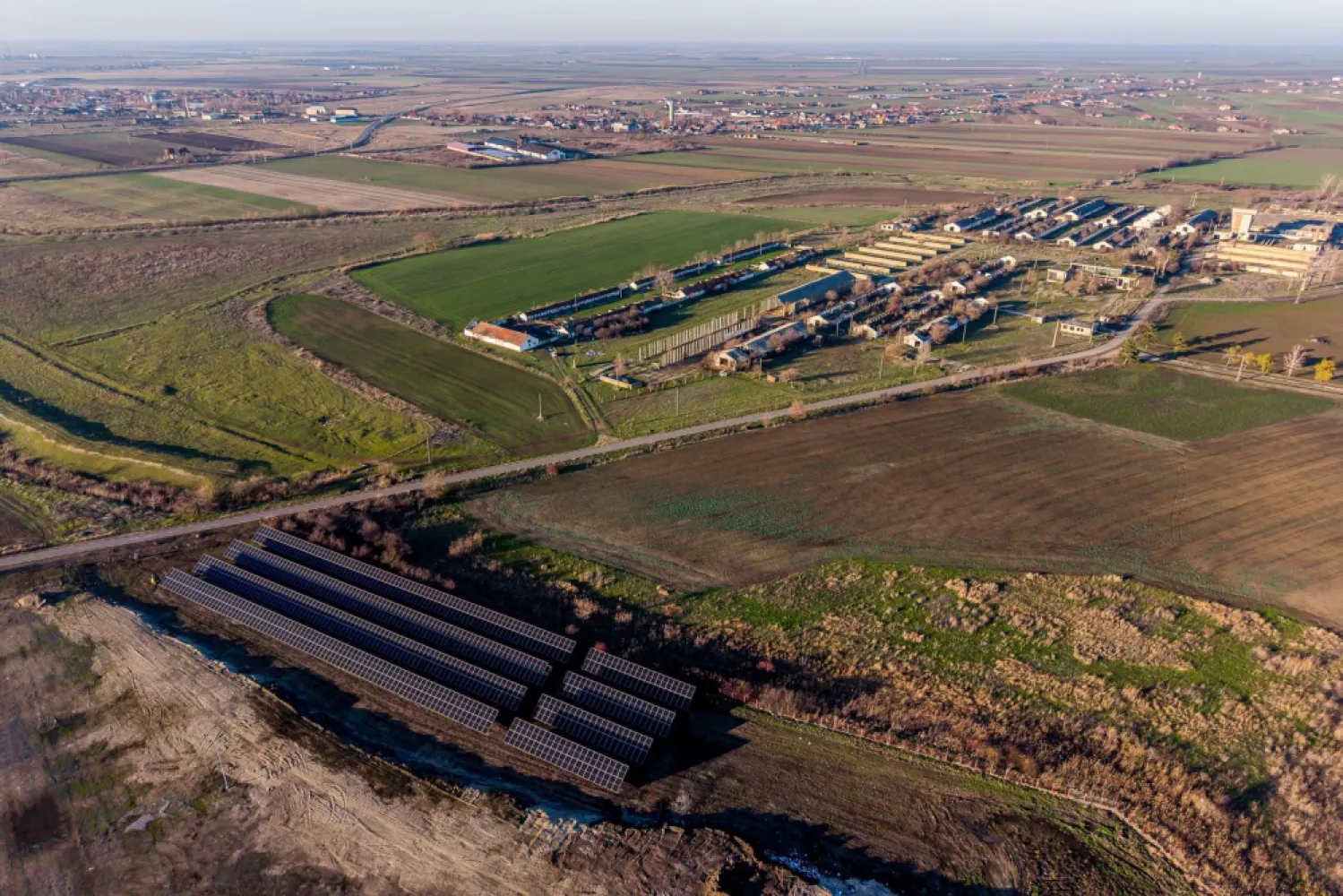 Teren 1.15 HA lângă Autostrada – Nădlac | clădiri+utilități - Vă propunem spre vânzare o proprietate cu potențial investițional ridicat, situată strategic în Nădlac, într-o zonă cu acces excelent la infrastructura rutieră și la frontiera cu Ungaria.

PREȚ DE VÂNZARE: 160.000 € | COMISION 0% pentru cumpărător 

Locație strategică: lângă DN7, aproape de urcarea pe autostrada E68, poziționare ideală pentru activități logistice, industriale sau comerciale, zonă tranzitată de fluxuri internaționale

Caracteristici principale:
Suprafață totală teren: 11.467 mp
Clădiri existente: aprox. 2.500 mp (hale / construcții)
Acces facil pentru vehicule de mare tonaj

Utilități & infrastructură:
Sursă proprie de apă – foraj la 45 m
Curent trifazic, putere instalată 35 kW
Parc fotovoltaic în proximitate, context favorabil dezvoltărilor industriale moderne

Avantaje investiționale:
- infrastructură deja existentă → costuri reduse de pornire
- poziționare excelentă pentru depozitare, producție, logistică, hub de tranzit
- ideal pentru antreprenori, investitori sau companii în expansiune
- zonă cu potențial ridicat de dezvoltare pe termen mediu și lung

Această proprietate oferă teren, clădiri și utilități într-un singur pachet, într-o zonă cheie pentru afaceri orientate spre piața europeană.

📞 Pentru informații suplimentare și programarea unei vizionări:
Sebastian Nica – 0722 252 639

Ai o proprietate de vânzare în Arad și vrei să știi cât valorează cu adevărat?
Sună-mă pentru o evaluare gratuită, fără obligații.

Birou: ACASĂ | Agenție imobiliară Arad
Bulevardul Decebal 2, Arad 310133