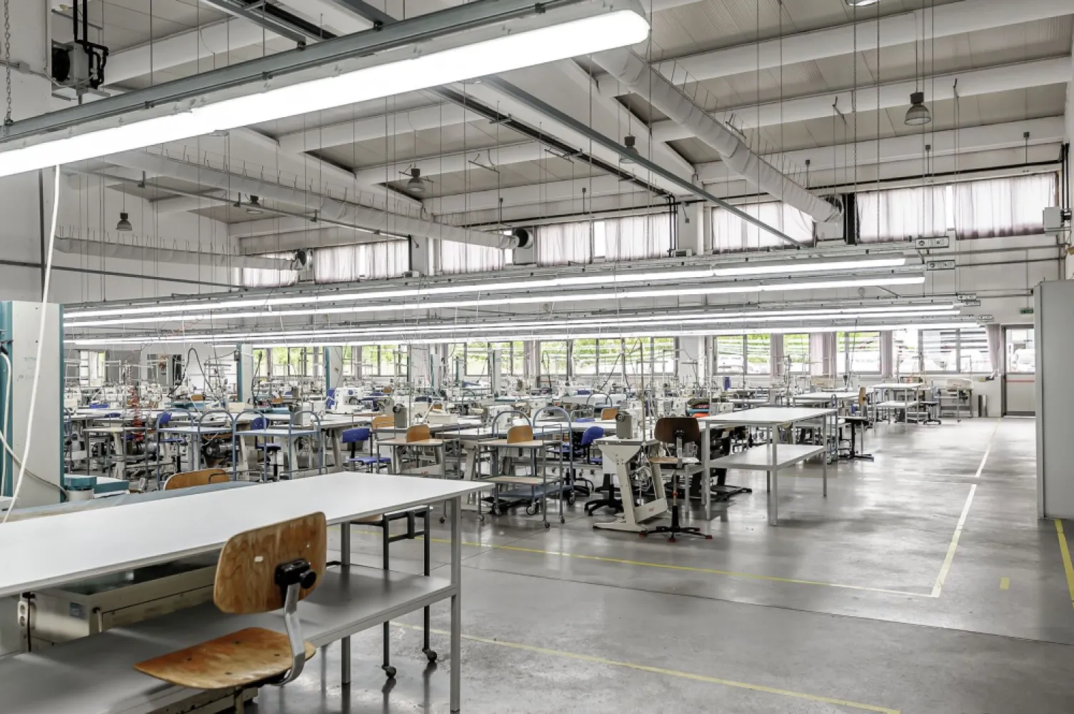 Hală de producție și depozitare cu birouri în Arad - Avem plăcerea să vă oferim în exclusivitate o hală de producție și depozitare cu birouri în Municipiul Arad, în zona comercial-industrială Micălaca Sud.

Caracteristici:
Teren: 7.176 mp
Construcție: 4.075 mp
Dock-uri încărcare TIR: 2 buc
An construcție: 2013

Dotări:
Bazin PSI și Autorizație ISU
Panouri Fotofoltaice putere 350 MWh
Suflante aer cald și chillere.

Utilități prezente: energie electrică, gaze naturale, apă și canalizare.
Vecini: SellGros, Dedeman, Altex, CEFIN Trucks, Modelleisenbahn, CitOne, HighPlast

Detalii constructive: 
Stâlpi de susținere din beton armat, închideri perimetrale din plăci pefabricate din BA, tâmplărie din aluminiu.

Localizare și dotările fac imobilul ideal pentru o gamă largă de activități comerciale, de producție și de depozitare.
Profitați de o soluție rapidă și la cheie pentru afacerea dumneavoastră.

Pentru vizionare și detalii, vă rog să mă apelați la numărul: 
0721356746
Florin Moș