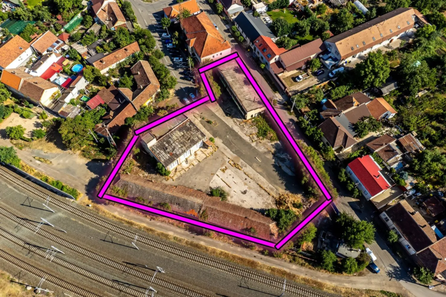 Pret nou! Teren 3151 mp aproape de centrul Aradului - Situat într-o zonă strategică, aproape de centrul orașului, acest spațiu comercial oferă versatilitate, vizibilitate și acces ușor – ideal pentru dezvoltare comercială, logistică sau chiar un mic condominiu.

Construcții existente: 1280 mp
Teren: 3151 mp
Stradă înfundată, trafic redus – perfect pentru activități care necesită discreție și liniște
Utilități complete disponibile
Acces facil din mai multe puncte ale orașului
Potrivit pentru: showroom, spațiu logistic, clinici, birouri, proiect rezidențial
Preț: 399.000 euro + TVA
Comision 0% pentru cumpărător

Investiție cu potențial uriaș de dezvoltare într-o zonă centrală cu cerere în creștere.

Pentru detalii și vizionare:
Sebastian Nica – 0722 252 639

Nu dispui de toată suma? Te ajutăm noi gratuit! Îți obținem oferte de la 16 bănci.

Ai o proprietate de vânzare în Arad și vrei să știi cât valorează cu adevărat?
Sună-mă pentru o evaluare gratuită, fără obligații.

Birou: ACASĂ | Agenție imobiliară Arad
Bulevardul Decebal 2, Arad 310133

Cod proprietate: CP2571329