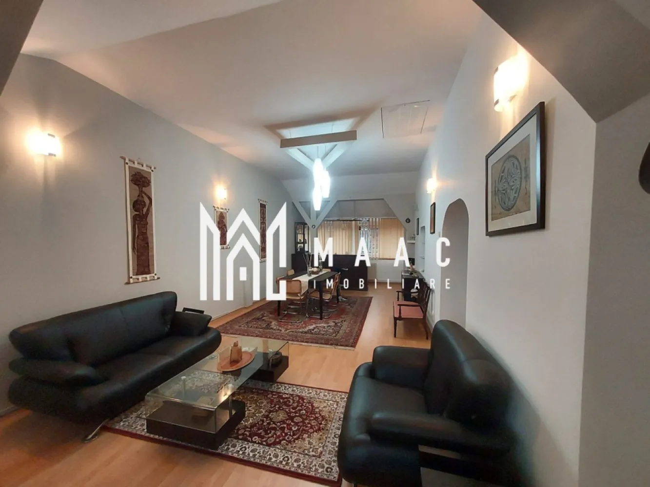 Apartament 5 Camere | 2 Nivele | 150MPU | Hipodrom 3 - MAAC Imobiliare vă propune spre vânzare un apartament spațios cu 5 camere, dispus pe 2 nivele, situat la etajul 4 al unui imobil bine întreținut și izolat termic cu BCA, o proprietate potrivită pentru o familie numeroasă sau pentru cei care apreciază suprafețele generoase și compartimentarea versatilă.

Apartamentul are o suprafață utilă de 150 mp și este organizat pe două niveluri, oferind delimitare clară între zonele de zi și cele de odihnă.

Caracteristici principale:
-suprafață utilă: 150 mp
-compartimentare pe 2 nivele
-5 camere luminoase
-2 băi complet echipate
-balcon
-pivniță de 10 mp

Proprietatea se vinde mobilată și utilată complet, cu excepția câtorva corpuri de mobilier. Încălzirea este eficientă, iar confortul termic este asigurat de izolația exterioară cu BCA. Compartimentarea funcțională permite organizarea distinctă a spațiilor de lucru, relaxare și odihnă.

Localizarea oferă acces facil la școli, magazine, mijloace de transport în comun și spații verzi, ceea ce face ca această proprietate să fie potrivită atât pentru locuire proprie, cât și pentru investiție.

Pentru informații și vizionări vă rugăm să menționați la telefon numărul CP2695312.