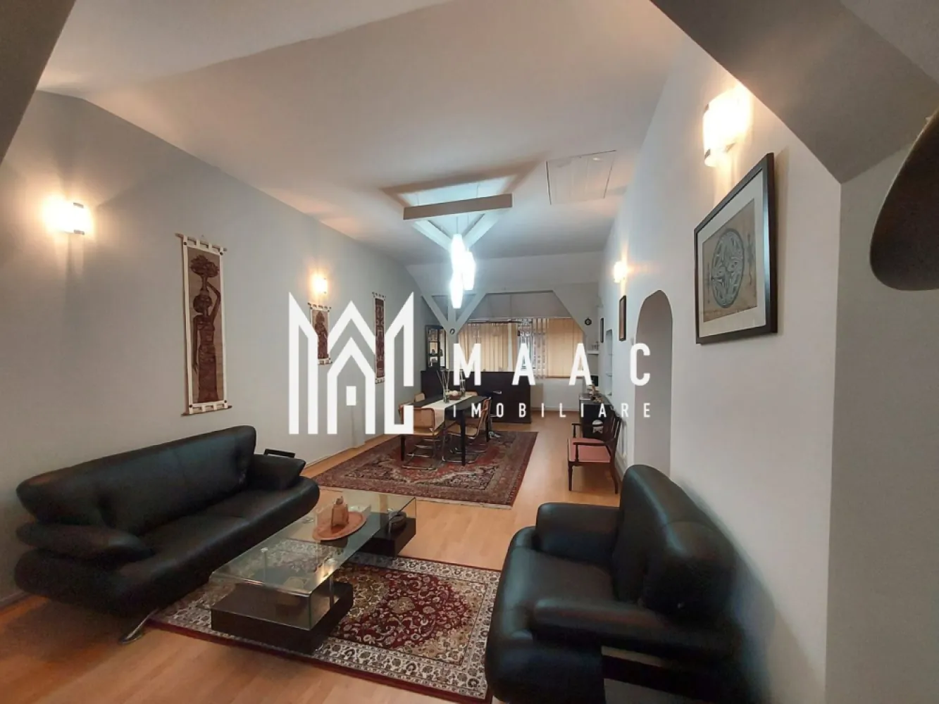 Apartament 5 Camere | 2 Nivele | 150MPU | Hipodrom 3 - MAAC Imobiliare vă propune spre vânzare un apartament spațios cu 5 camere, dispus pe 2 nivele, situat la etajul 4 al unui imobil bine întreținut și izolat termic cu BCA, o proprietate potrivită pentru o familie numeroasă sau pentru cei care apreciază suprafețele generoase și compartimentarea versatilă.

Apartamentul are o suprafață utilă de 150 mp și este organizat pe două niveluri, oferind delimitare clară între zonele de zi și cele de odihnă.

Caracteristici principale:
-suprafață utilă: 150 mp
-compartimentare pe 2 nivele
-5 camere luminoase
-2 băi complet echipate
-balcon
-pivniță de 10 mp

Proprietatea se vinde mobilată și utilată complet, cu excepția câtorva corpuri de mobilier. Încălzirea este eficientă, iar confortul termic este asigurat de izolația exterioară cu BCA. Compartimentarea funcțională permite organizarea distinctă a spațiilor de lucru, relaxare și odihnă.

Localizarea oferă acces facil la școli, magazine, mijloace de transport în comun și spații verzi, ceea ce face ca această proprietate să fie potrivită atât pentru locuire proprie, cât și pentru investiție.

Pentru informații și vizionări vă rugăm să menționați la telefon numărul CP2695312.