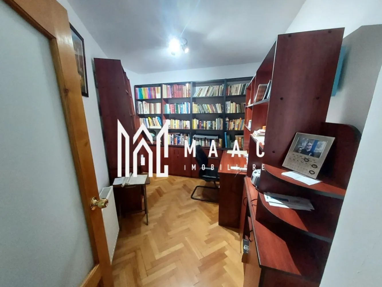 Apartament 5 Camere | 2 Nivele | 150MPU | Hipodrom 3 - MAAC Imobiliare vă propune spre vânzare un apartament spațios cu 5 camere, dispus pe 2 nivele, situat la etajul 4 al unui imobil bine întreținut și izolat termic cu BCA, o proprietate potrivită pentru o familie numeroasă sau pentru cei care apreciază suprafețele generoase și compartimentarea versatilă.

Apartamentul are o suprafață utilă de 150 mp și este organizat pe două niveluri, oferind delimitare clară între zonele de zi și cele de odihnă.

Caracteristici principale:
-suprafață utilă: 150 mp
-compartimentare pe 2 nivele
-5 camere luminoase
-2 băi complet echipate
-balcon
-pivniță de 10 mp

Proprietatea se vinde mobilată și utilată complet, cu excepția câtorva corpuri de mobilier. Încălzirea este eficientă, iar confortul termic este asigurat de izolația exterioară cu BCA. Compartimentarea funcțională permite organizarea distinctă a spațiilor de lucru, relaxare și odihnă.

Localizarea oferă acces facil la școli, magazine, mijloace de transport în comun și spații verzi, ceea ce face ca această proprietate să fie potrivită atât pentru locuire proprie, cât și pentru investiție.

Pentru informații și vizionări vă rugăm să menționați la telefon numărul CP2695312.