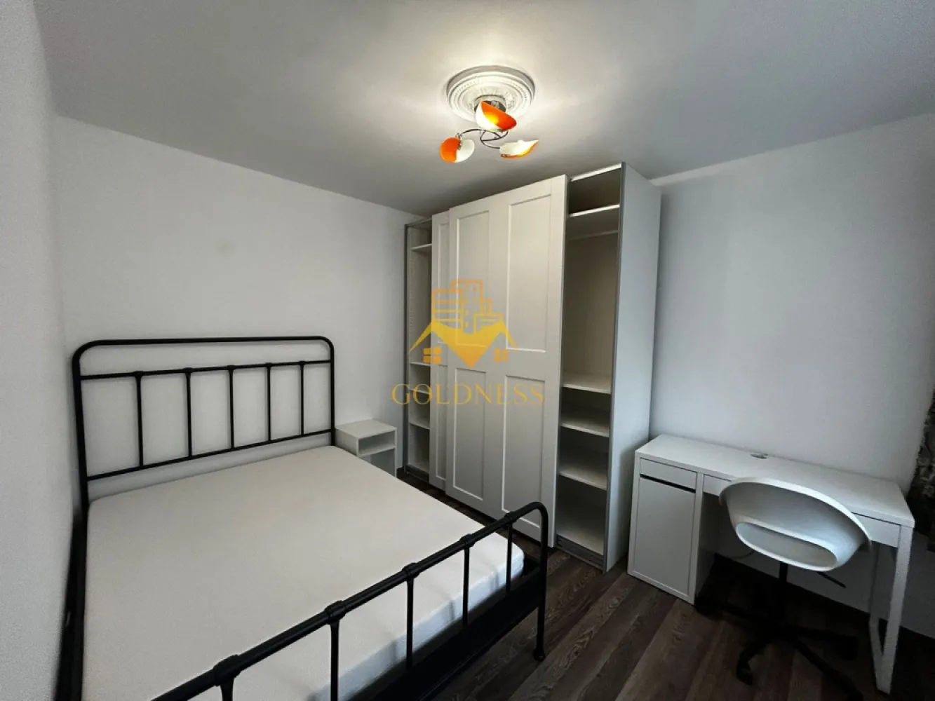 2 camere open space, Zorilor, Louis Pateur, UMF UTCN, USAMV - GOLDNESS Imobiliare vă propune spre închiriere un apartament cu 2 camere complet mobilat și utilat, la etajul 1 într-un imobil de 4 etaje, în Cartierul Zorilor.
Se află în apropierea stațiilor de transport în comun, magazine, restaurante, spații verzi, farmacii, etc. 

Apartamentul este compartimentat astfel:
 - dormitor cu pat matrimonial, dressing, noptiere, birou
 - living cu bucatarie open space complet utilată și mobilată, canapea extensibilă, loc de servit masa 
 - baie cu dus walk-in, calorifer port prosop și dulap pentru depozitare.

Imobilul este dotat cu toate cele necesare- centrală proprie, frigider, aragaz, hotă, mașină de spălat haine, etc. 

Dacă sunteți interesați de acest apartament și doriți să îl vizionați, dar și pentru alte oferte nu ezitați să ne contactați telefonic sau prin e-mail. Vă stăm la dispoziție!
Pentru intermediere se percepe un comision de 50% din prețul chiriei!