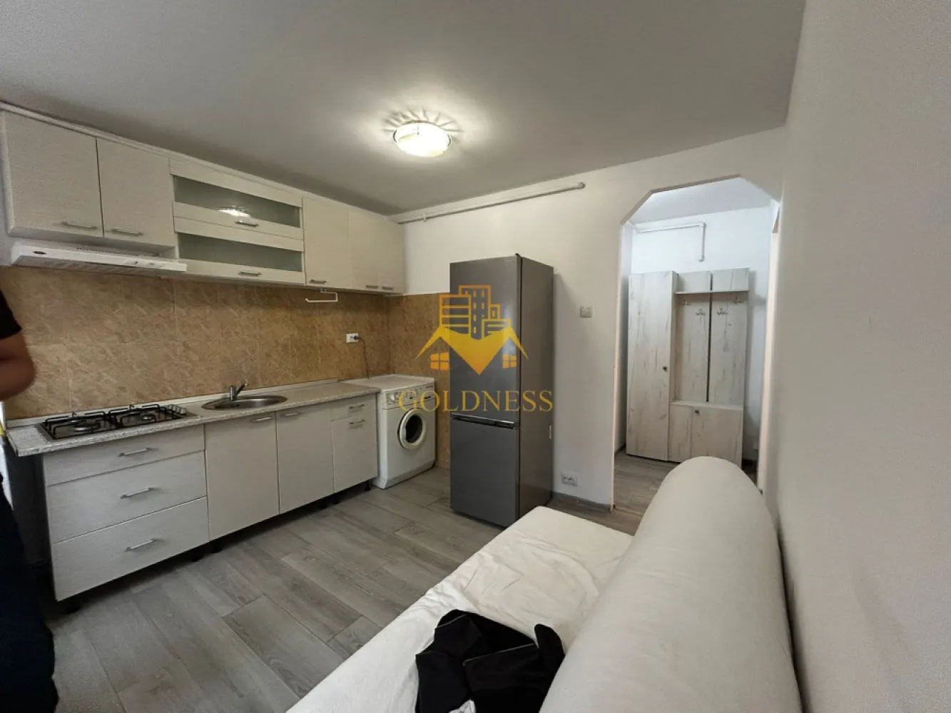 2 camere open space, Zorilor, Louis Pateur, UMF UTCN, USAMV - GOLDNESS Imobiliare vă propune spre închiriere un apartament cu 2 camere complet mobilat și utilat, la etajul 1 într-un imobil de 4 etaje, în Cartierul Zorilor.
Se află în apropierea stațiilor de transport în comun, magazine, restaurante, spații verzi, farmacii, etc. 

Apartamentul este compartimentat astfel:
 - dormitor cu pat matrimonial, dressing, noptiere, birou
 - living cu bucatarie open space complet utilată și mobilată, canapea extensibilă, loc de servit masa 
 - baie cu dus walk-in, calorifer port prosop și dulap pentru depozitare.

Imobilul este dotat cu toate cele necesare- centrală proprie, frigider, aragaz, hotă, mașină de spălat haine, etc. 

Dacă sunteți interesați de acest apartament și doriți să îl vizionați, dar și pentru alte oferte nu ezitați să ne contactați telefonic sau prin e-mail. Vă stăm la dispoziție!
Pentru intermediere se percepe un comision de 50% din prețul chiriei!