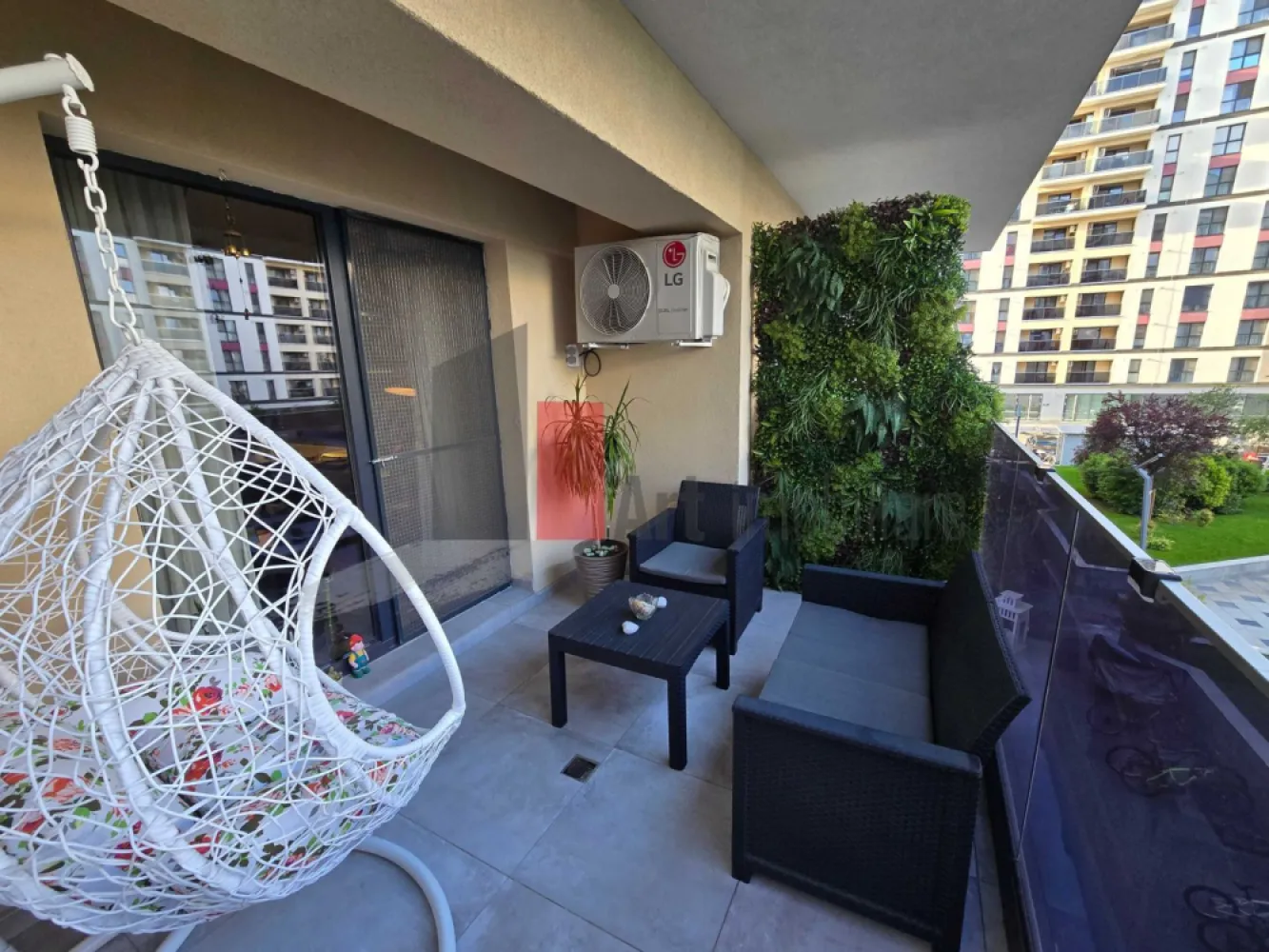 Vanzare apartament 2 camere Aqua City - Crangasi - Vă propunem spre vânzare un apartament cu 2 camere decomandqt, situat la etajul 2 în cadrul complexului rezidențial Aqua City. Proprietatea este ideală atât pentru locuit oferind un standard ridicat de confort și finisaje de calitate superioara.

​Apartamentul se vinde complet mobilat și utilat, cum se prezintă în fotografii, fiind gata pentru a primi noii proprietari fără a necesita investiții suplimentare.

​Dotări și Specificații Tehnice:

​Confort termic optim: Centrală termică proprie cu încălzire în pardoseală asigură o distribuție uniformă a căldurii și costuri reduse de întreținere (max. 300 lei/luna in lunile friguroase)

​Climatizare: Aer condiționat LG de 18.000 BTU, ideal pentru a menține o temperatură perfectă în toată casa în zilele caniculare.

​Electrocasnice premium: Bucătăria și zona de living sunt complet echipate cu aparatură de top de la Electrolux și Samsung (frigider, plită, cuptor, masina de spalat vase).

​Spațiu exterior generos: Un balcon deschis de 8 mp, ideal pentru momentele de relaxare sau pentru amenajarea unui colț de lectură/cafea.

​Despre Complex și Zonă:
​Aqua City oferă o comunitate tânără, siguranță (paza, bariera masini, camere video) și acces facil către punctele de interes din București. În proximitate găsiți hypermarketuri (Auchan Crângași), zone de recreere (Lacul Morii), școli, grădinițe și mijloace de transport în comun.
Transport public: RATB 162, 163 și tramvaiul 44 chiar la intrarea în complex. RATB-ul ajunge direct la Metrou Crângași (5 stații).
​