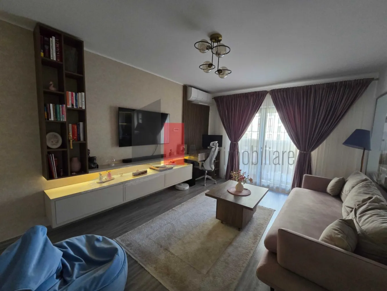 Vanzare apartament 2 camere Aqua City - Crangasi - Vă propunem spre vânzare un apartament cu 2 camere decomandqt, situat la etajul 2 în cadrul complexului rezidențial Aqua City. Proprietatea este ideală atât pentru locuit oferind un standard ridicat de confort și finisaje de calitate superioara.

​Apartamentul se vinde complet mobilat și utilat, cum se prezintă în fotografii, fiind gata pentru a primi noii proprietari fără a necesita investiții suplimentare.

​Dotări și Specificații Tehnice:

​Confort termic optim: Centrală termică proprie cu încălzire în pardoseală asigură o distribuție uniformă a căldurii și costuri reduse de întreținere (max. 300 lei/luna in lunile friguroase)

​Climatizare: Aer condiționat LG de 18.000 BTU, ideal pentru a menține o temperatură perfectă în toată casa în zilele caniculare.

​Electrocasnice premium: Bucătăria și zona de living sunt complet echipate cu aparatură de top de la Electrolux și Samsung (frigider, plită, cuptor, masina de spalat vase).

​Spațiu exterior generos: Un balcon deschis de 8 mp, ideal pentru momentele de relaxare sau pentru amenajarea unui colț de lectură/cafea.

​Despre Complex și Zonă:
​Aqua City oferă o comunitate tânără, siguranță (paza, bariera masini, camere video) și acces facil către punctele de interes din București. În proximitate găsiți hypermarketuri (Auchan Crângași), zone de recreere (Lacul Morii), școli, grădinițe și mijloace de transport în comun.
Transport public: RATB 162, 163 și tramvaiul 44 chiar la intrarea în complex. RATB-ul ajunge direct la Metrou Crângași (5 stații).
​