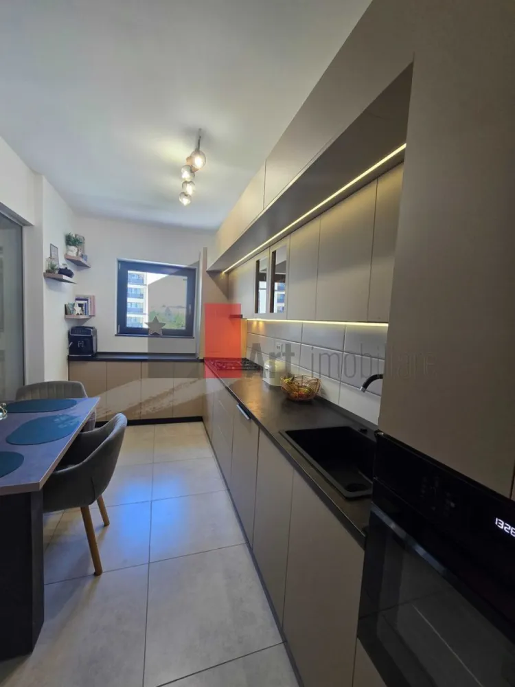 Vanzare apartament 2 camere Aqua City - Crangasi - Vă propunem spre vânzare un apartament cu 2 camere decomandqt, situat la etajul 2 în cadrul complexului rezidențial Aqua City. Proprietatea este ideală atât pentru locuit oferind un standard ridicat de confort și finisaje de calitate superioara.

​Apartamentul se vinde complet mobilat și utilat, cum se prezintă în fotografii, fiind gata pentru a primi noii proprietari fără a necesita investiții suplimentare.

​Dotări și Specificații Tehnice:

​Confort termic optim: Centrală termică proprie cu încălzire în pardoseală asigură o distribuție uniformă a căldurii și costuri reduse de întreținere (max. 300 lei/luna in lunile friguroase)

​Climatizare: Aer condiționat LG de 18.000 BTU, ideal pentru a menține o temperatură perfectă în toată casa în zilele caniculare.

​Electrocasnice premium: Bucătăria și zona de living sunt complet echipate cu aparatură de top de la Electrolux și Samsung (frigider, plită, cuptor, masina de spalat vase).

​Spațiu exterior generos: Un balcon deschis de 8 mp, ideal pentru momentele de relaxare sau pentru amenajarea unui colț de lectură/cafea.

​Despre Complex și Zonă:
​Aqua City oferă o comunitate tânără, siguranță (paza, bariera masini, camere video) și acces facil către punctele de interes din București. În proximitate găsiți hypermarketuri (Auchan Crângași), zone de recreere (Lacul Morii), școli, grădinițe și mijloace de transport în comun.
Transport public: RATB 162, 163 și tramvaiul 44 chiar la intrarea în complex. RATB-ul ajunge direct la Metrou Crângași (5 stații).
​