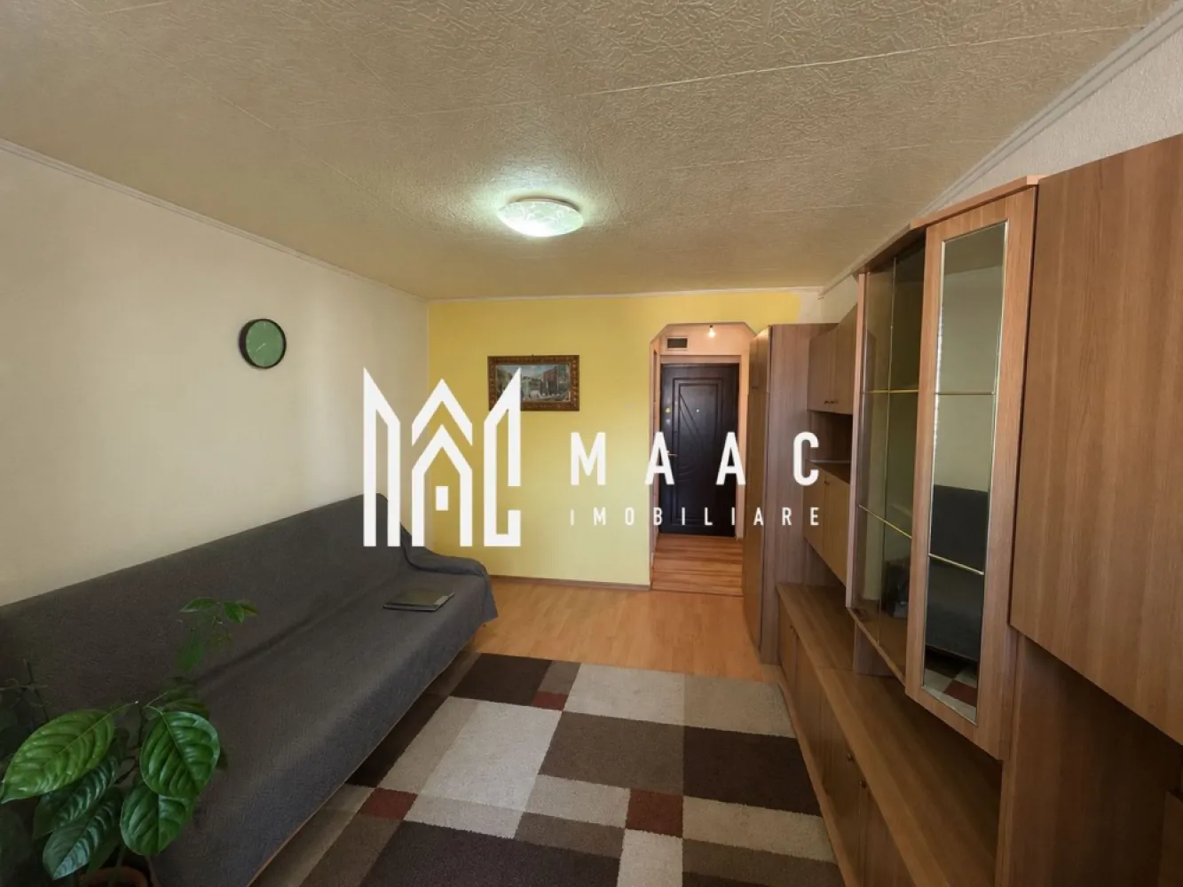 Apartament 1 camera I City Residence I Balcon - MAAC Imobiliare vă propune spre vânzare o garsonieră, situată la etajul 3 al unui imobil cu 4 etaje, în zona Gării.

 Detalii proprietate
Suprafață utilă: 24 mp + balcon
Compartimentare: cameră, bucătărie, baie, balcon
Etaj: 3/4
Necesită renovare – ideal pentru amenajare după propriul gust

📍 Avantaje
Zonă excelentă, cu acces rapid către punctele de interes
În apropiere de gară, mijloace de transport în comun, magazine (Penny, Mega), farmacii și școli
Potrivită pentru investiție (închiriere) sau locuință proprie
Priveliște plăcută, ideală pentru relaxare
Pentru mai multe detalii și programarea unei vizionări, vă rugăm să precizați telefonic că ați văzut anunțul: CP3113376