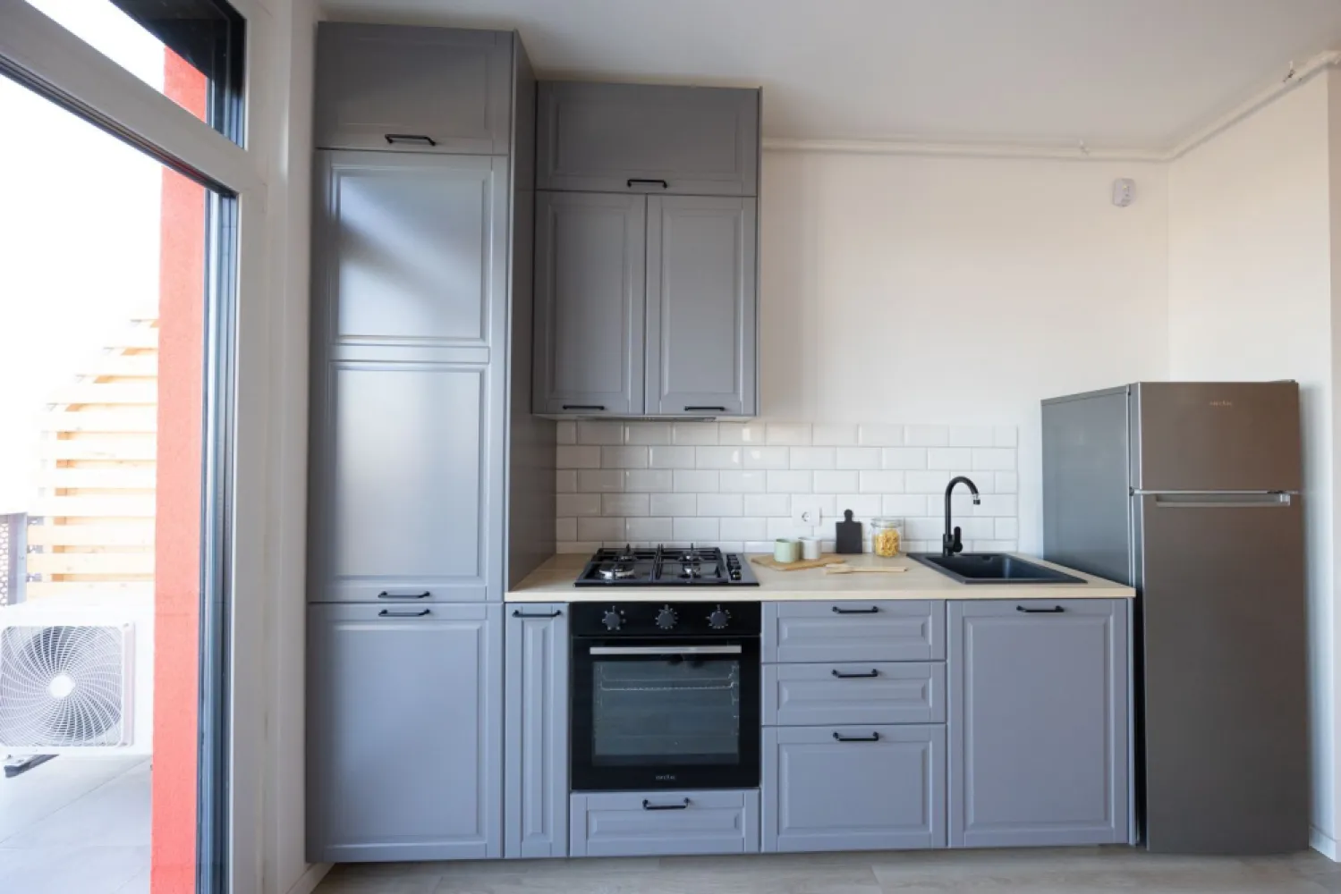 Apartament nou complex ARED City - Direct de la dezvoltator - Descoperă un apartament modern de 52 mp utili, cu balcon de 6 mp, în blocul R38 din complexul rezidențial ARED City, zona IMAR. Apartamentul este compus din: 1 dormitor, o baie, 1 living cu bucătărie open space, un balcon. 
Dotări premium:
✅ Smart Home – control inteligent
✅ 1 loc de parcare
✅ Complet mobilat

Un proiect gândit pentru confort, tehnologie și economie pe termen lung.

Preț cu TVA inclus 139.929€

Pentru detalii:
Jasmina Uglesits - 0740814770 Consultant imobiliar - Agenția ACASĂ Arad

Nu dispui de toată suma? Te ajutăm noi gratuit! Îți obținem oferte de la 16 bănci.

Ai o proprietate de vânzare în Arad și vrei să știi cât valorează cu adevărat?
Sună-mă pentru o evaluare gratuită, fără obligații.

Birou: ACASĂ | Agenție imobiliară Arad
Bulevardul Decebal 2, Arad 310133