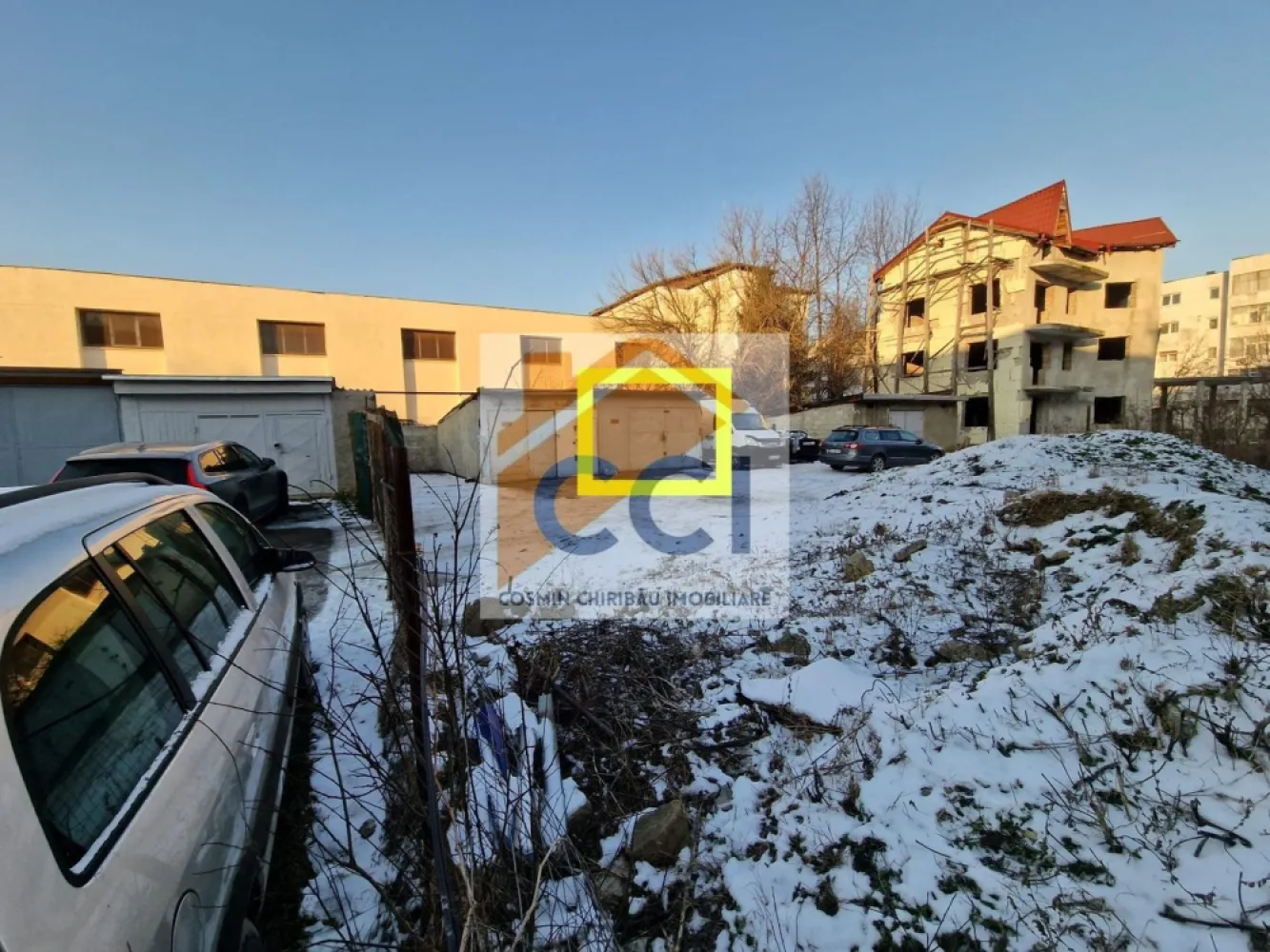 De vânzare – Garaj 22 mp, str. Iosif Cocea, Bacău - Se oferă spre vânzare garaj cu suprafața de 22 mp, situat pe strada Iosif Cocea, într-o zonă accesibilă a municipiului Bacău.
Garajul este potrivit pentru parcarea unui autoturism, depozitare sau alte utilizări similare, beneficiind de acces facil. Locația îl face ideal atât pentru uz personal, cât și ca investiție.Garajul se afla in spatele salii de sport a scolii Mihai Dragan ,respectiv in spatele blocului nr 10 de pe strada Iosif Cocea.
Detinerea unui garaj pt autoturismul personal sau pt orice depozitare iin proximittea locuintei este indiscutabil un mare avantaj care aduce confort zilnic.
ATENTIE: exista document emis de Primaria Bacau ca acest garaj NU este demolabil !!!!