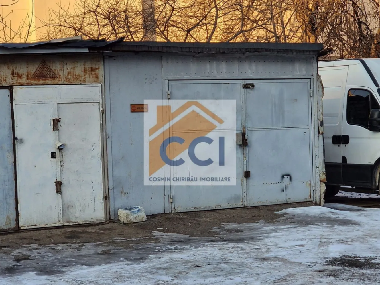 De vânzare – Garaj 22 mp, str. Iosif Cocea, Bacău - Se oferă spre vânzare garaj cu suprafața de 22 mp, situat pe strada Iosif Cocea, într-o zonă accesibilă a municipiului Bacău.
Garajul este potrivit pentru parcarea unui autoturism, depozitare sau alte utilizări similare, beneficiind de acces facil. Locația îl face ideal atât pentru uz personal, cât și ca investiție.Garajul se afla in spatele salii de sport a scolii Mihai Dragan ,respectiv in spatele blocului nr 10 de pe strada Iosif Cocea.
Detinerea unui garaj pt autoturismul personal sau pt orice depozitare iin proximittea locuintei este indiscutabil un mare avantaj care aduce confort zilnic.
ATENTIE: exista document emis de Primaria Bacau ca acest garaj NU este demolabil !!!!