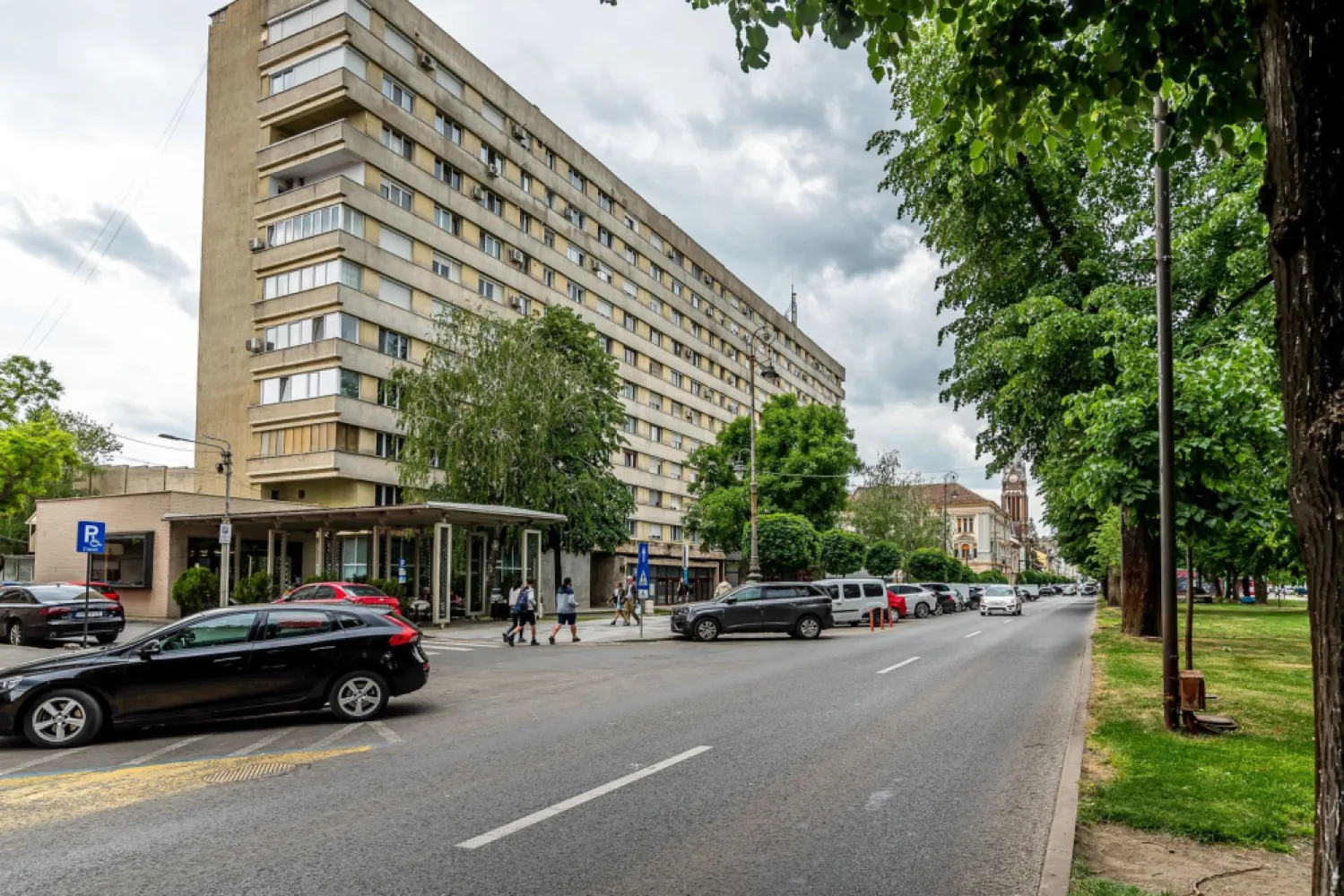 78.900 EURO! Apartament 2 camere, etaj 2, bloc cu lift, Libelula, Arad - Bulevardul Revoluției e una dintre puținele zone în care viața de zi cu zi devine mai simplă: totul e aproape, ai orașul la câteva minute, iar atmosfera centrală se simte imediat.

Apartamentul este situat la etajul 2, are două camere semidecomandate, 53 mp conform CF și centrală proprie, geamuri spre bulevard, centrală proprie, se vinde mobilat complet și utilat parțial. Blocul are lift, iar un detaliu interesant pentru cine apreciază istoria urbană: imobilul a fost construit după planurile arhitectului Miloș Cristea.

Pe scurt: Apartament în bloc Libelula | Bd. Revoluției | 2 camere semidecomandate | etaj 2 | 53 mp CF | lift | centrală proprie | mobilat complet | utilat parțial | geamuri spre bulevard

Preț listare: 78.900 € (negociabil)
Detalii & vizionare: 0761 899 230

Mihai Molnar 
consultantul tău imobiliar