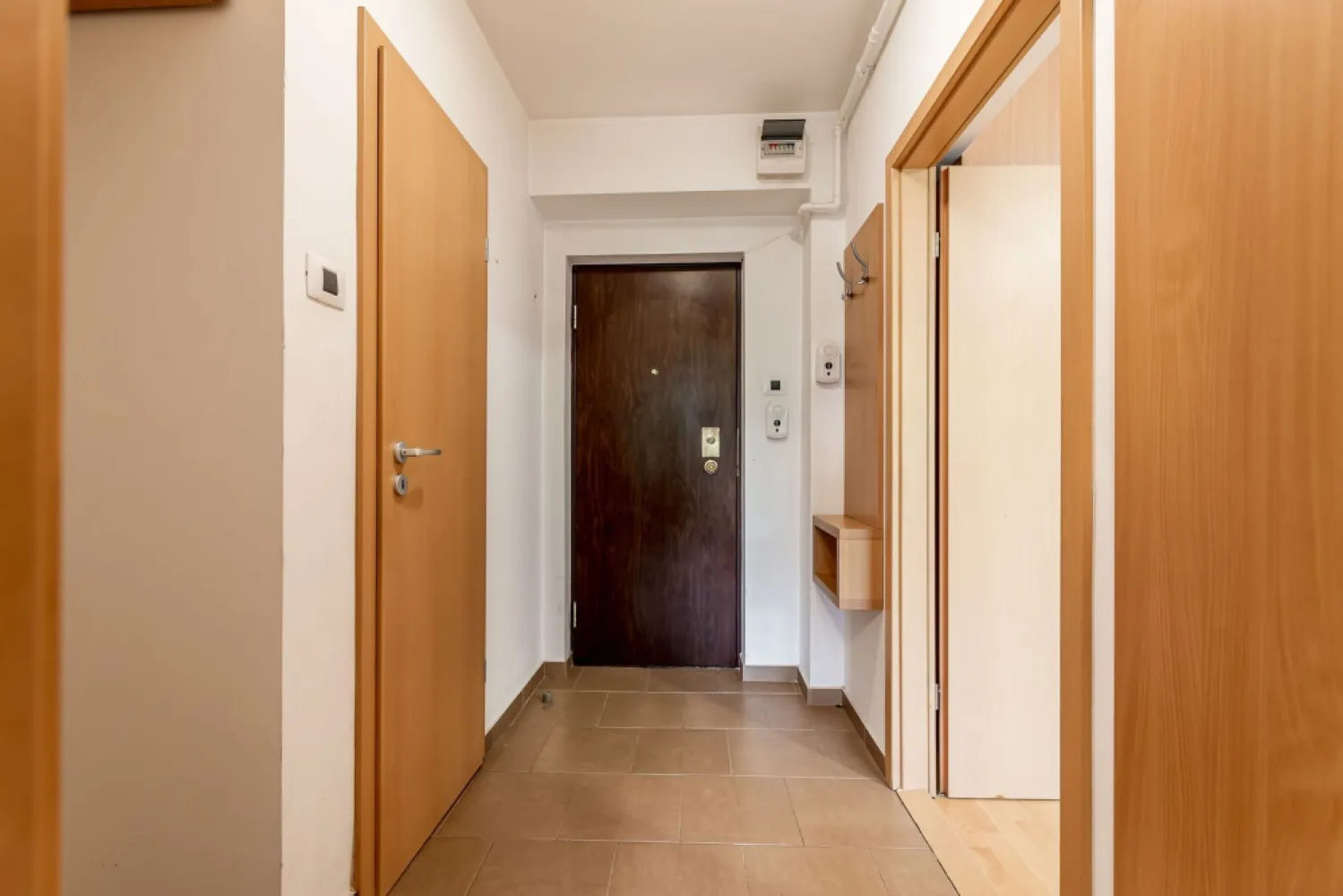 78.900 EURO! Apartament 2 camere, etaj 2, bloc cu lift, Libelula, Arad - Bulevardul Revoluției e una dintre puținele zone în care viața de zi cu zi devine mai simplă: totul e aproape, ai orașul la câteva minute, iar atmosfera centrală se simte imediat.

Apartamentul este situat la etajul 2, are două camere semidecomandate, 53 mp conform CF și centrală proprie, geamuri spre bulevard, centrală proprie, se vinde mobilat complet și utilat parțial. Blocul are lift, iar un detaliu interesant pentru cine apreciază istoria urbană: imobilul a fost construit după planurile arhitectului Miloș Cristea.

Pe scurt: Apartament în bloc Libelula | Bd. Revoluției | 2 camere semidecomandate | etaj 2 | 53 mp CF | lift | centrală proprie | mobilat complet | utilat parțial | geamuri spre bulevard

Preț listare: 78.900 € (negociabil)
Detalii & vizionare: 0761 899 230

Mihai Molnar 
consultantul tău imobiliar