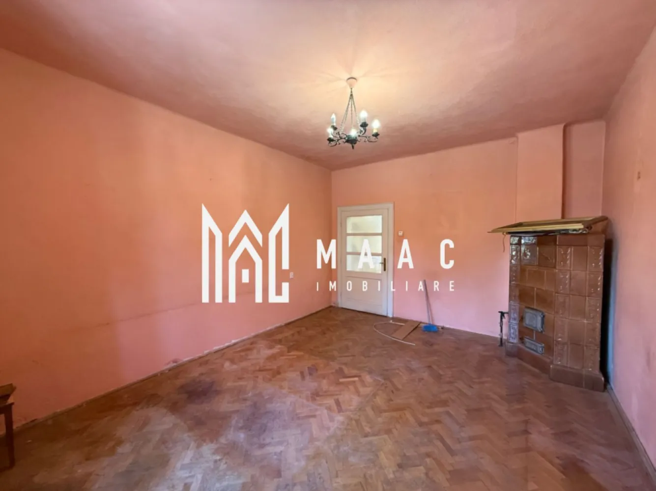 Casă în Curte Comună | 53 Mp | Pivniță Amenajată | Zona Piața Cluj - MAAC Imobiliare vă propune spre vânzare casă în curte comună – 2 camere, Zona Piața Cluj, Sibiu

Vă prezentăm o proprietate atractivă, situată în zona Piața Cluj, una dintre cele mai apreciate și bine conectate zone ale Sibiului. Această casă în curte comună este ideală atât pentru locuință personală, cât și pentru investiție.

Detalii proprietate:

Suprafață utilă: 53 mp
Compartimentare: 2 camere, bucătărie, baie
Pivniță: 25 mp, complet amenajată – potrivită pentru depozitare, spațiu de lucru sau zonă de relaxare
Tip imobil: casă în curte comună – oferă un plus de liniște și intimitate

Avantaje:

Zonă liniștită, cu acces facil către centrul orașului
Aproape de magazine, școli, transport public și alte puncte de interes
Compartimentare practică și funcțională
Spații suplimentare versatile (pivniță amenajată)
Potrivită pentru locuit sau investiție (închiriere)

Proprietatea beneficiază de lumină naturală și un ambient plăcut, fiind o alegere excelentă pentru cei care își doresc confort și accesibilitate într-o zonă bună a orașului.

MAAC Imobiliare vă stă la dispoziție pentru mai multe informații și pentru programarea unei vizionări.

Pentru mai multe detalii sau pentru a programa o vizionare, vă rugăm să ne contactați specificând ID:CP3049247