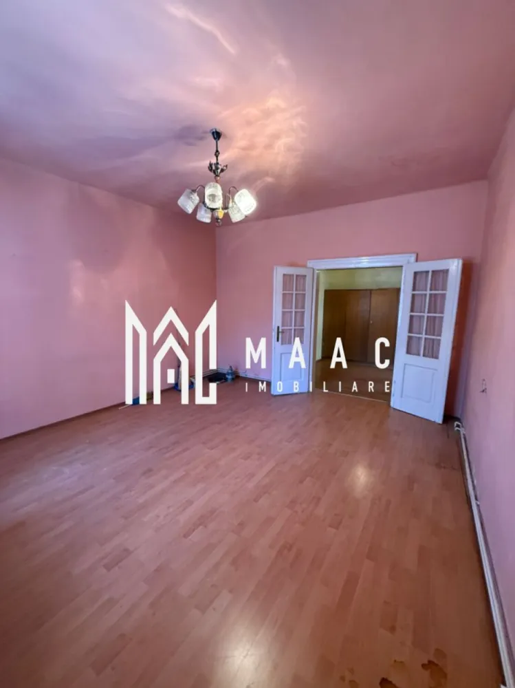 Casă în Curte Comună | 53 Mp | Pivniță Amenajată | Zona Piața Cluj - MAAC Imobiliare vă propune spre vânzare casă în curte comună – 2 camere, Zona Piața Cluj, Sibiu

Vă prezentăm o proprietate atractivă, situată în zona Piața Cluj, una dintre cele mai apreciate și bine conectate zone ale Sibiului. Această casă în curte comună este ideală atât pentru locuință personală, cât și pentru investiție.

Detalii proprietate:

Suprafață utilă: 53 mp
Compartimentare: 2 camere, bucătărie, baie
Pivniță: 25 mp, complet amenajată – potrivită pentru depozitare, spațiu de lucru sau zonă de relaxare
Tip imobil: casă în curte comună – oferă un plus de liniște și intimitate

Avantaje:

Zonă liniștită, cu acces facil către centrul orașului
Aproape de magazine, școli, transport public și alte puncte de interes
Compartimentare practică și funcțională
Spații suplimentare versatile (pivniță amenajată)
Potrivită pentru locuit sau investiție (închiriere)

Proprietatea beneficiază de lumină naturală și un ambient plăcut, fiind o alegere excelentă pentru cei care își doresc confort și accesibilitate într-o zonă bună a orașului.

MAAC Imobiliare vă stă la dispoziție pentru mai multe informații și pentru programarea unei vizionări.

Pentru mai multe detalii sau pentru a programa o vizionare, vă rugăm să ne contactați specificând ID:CP3049247