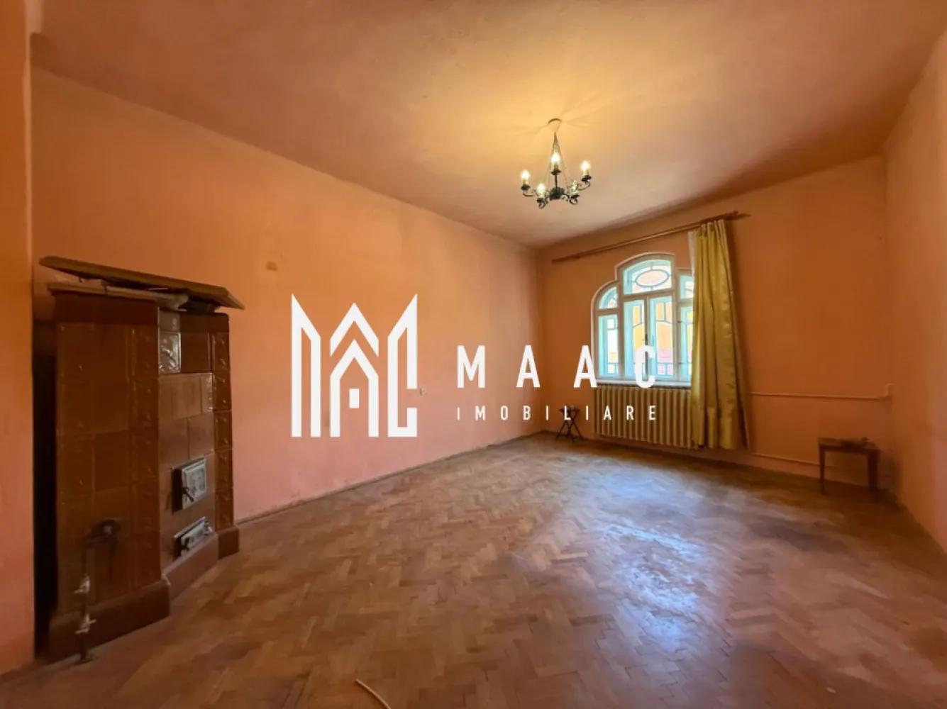 Casă în Curte Comună | 53 Mp | Pivniță Amenajată | Zona Piața Cluj - MAAC Imobiliare vă propune spre vânzare casă în curte comună – 2 camere, Zona Piața Cluj, Sibiu

Vă prezentăm o proprietate atractivă, situată în zona Piața Cluj, una dintre cele mai apreciate și bine conectate zone ale Sibiului. Această casă în curte comună este ideală atât pentru locuință personală, cât și pentru investiție.

Detalii proprietate:

Suprafață utilă: 53 mp
Compartimentare: 2 camere, bucătărie, baie
Pivniță: 25 mp, complet amenajată – potrivită pentru depozitare, spațiu de lucru sau zonă de relaxare
Tip imobil: casă în curte comună – oferă un plus de liniște și intimitate

Avantaje:

Zonă liniștită, cu acces facil către centrul orașului
Aproape de magazine, școli, transport public și alte puncte de interes
Compartimentare practică și funcțională
Spații suplimentare versatile (pivniță amenajată)
Potrivită pentru locuit sau investiție (închiriere)

Proprietatea beneficiază de lumină naturală și un ambient plăcut, fiind o alegere excelentă pentru cei care își doresc confort și accesibilitate într-o zonă bună a orașului.

MAAC Imobiliare vă stă la dispoziție pentru mai multe informații și pentru programarea unei vizionări.

Pentru mai multe detalii sau pentru a programa o vizionare, vă rugăm să ne contactați specificând ID:CP3049247