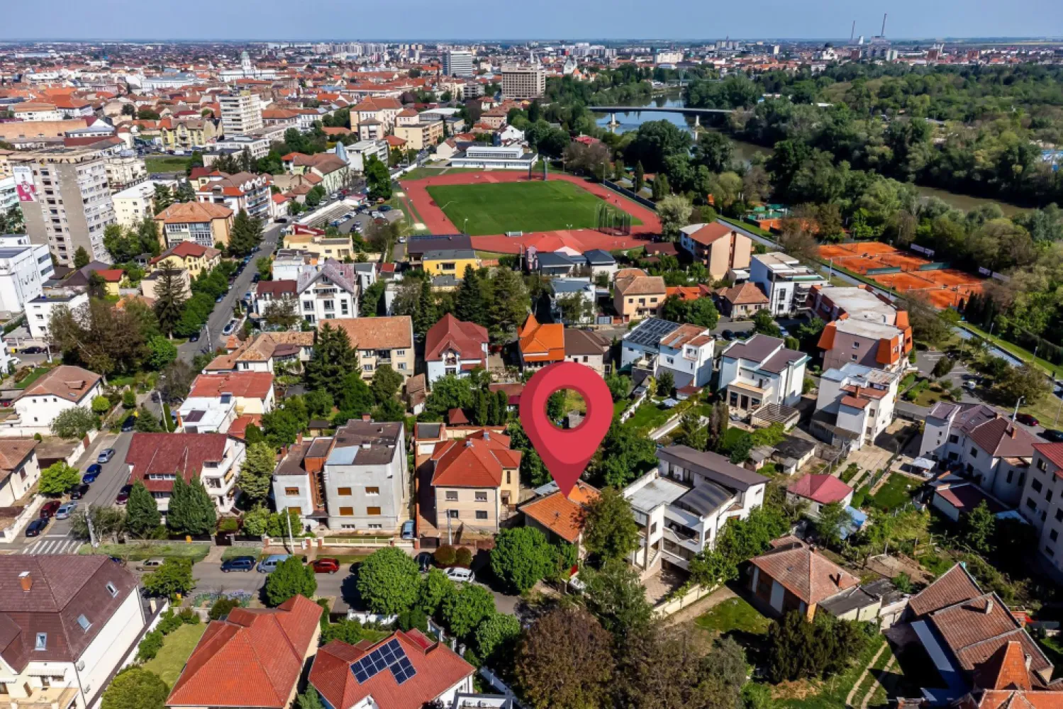 Oportunitate rară în cea mai exclusivistă zonă din Arad, Zona Gloria - Comision 0%
Proprietățile din această zonă apar extrem de rar pe piață. Vorbim despre una dintre cele mai căutate și valoroase locații din Arad – zona Stadionului Gloria, pe malul Mureșului, unde liniștea, poziția și prestigiul se întâlnesc.
Casa este construită solid, din cărămidă, cu regim de înălțime subsol + parter, oferind o structură excelentă și o bază ideală pentru un proiect premium, terenul avand o suprafata de 543 mp. Nu este o construcție demolabilă, ci una care merită valorificată printr-o renovare completă, păstrând avantajul unei fundații și structuri de calitate.
Imaginează-ți o locuință modernă sau o proprietate de lux reconfigurată exact după viziunea ta, într-o zonă unde valoarea imobiliară este în continuă creștere. Fie că o transformi într-o reședință exclusivistă sau într-o investiție de prestigiu, locația face diferența.
Dacă îți dorești o investiție sigură într-o zonă premium, cu potențial real de apreciere, această proprietate este alegerea potrivită.

📞 Pentru detalii și programarea unei vizionări:
Blaga Flavius – 0754467525 Consultant imobiliar acreditat APAIR (Asociația Profesională a Agenților Imobiliari din România)

Nu dispui de toată suma? Te ajutăm noi gratuit! Îți obținem oferte de la 16 bănci.
Ai o proprietate de vânzare în Arad și vrei să știi cât valorează cu adevărat?

Birou: ACASĂ | Agenție imobiliară Arad
Adresă: Bulevardul Decebal 2, Arad 310133