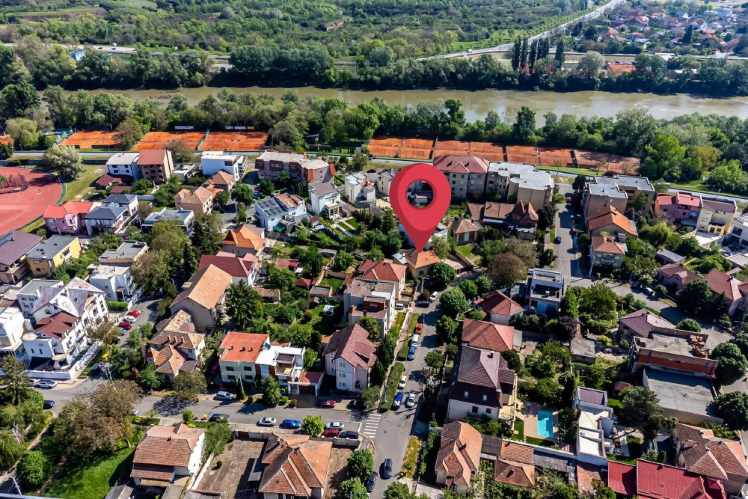 Oportunitate rară în cea mai exclusivistă zonă din Arad, Zona Gloria - Comision 0%
Proprietățile din această zonă apar extrem de rar pe piață. Vorbim despre una dintre cele mai căutate și valoroase locații din Arad – zona Stadionului Gloria, pe malul Mureșului, unde liniștea, poziția și prestigiul se întâlnesc.
Casa este construită solid, din cărămidă, cu regim de înălțime subsol + parter, oferind o structură excelentă și o bază ideală pentru un proiect premium, terenul avand o suprafata de 543 mp. Nu este o construcție demolabilă, ci una care merită valorificată printr-o renovare completă, păstrând avantajul unei fundații și structuri de calitate.
Imaginează-ți o locuință modernă sau o proprietate de lux reconfigurată exact după viziunea ta, într-o zonă unde valoarea imobiliară este în continuă creștere. Fie că o transformi într-o reședință exclusivistă sau într-o investiție de prestigiu, locația face diferența.
Dacă îți dorești o investiție sigură într-o zonă premium, cu potențial real de apreciere, această proprietate este alegerea potrivită.

📞 Pentru detalii și programarea unei vizionări:
Blaga Flavius – 0754467525 Consultant imobiliar acreditat APAIR (Asociația Profesională a Agenților Imobiliari din România)

Nu dispui de toată suma? Te ajutăm noi gratuit! Îți obținem oferte de la 16 bănci.
Ai o proprietate de vânzare în Arad și vrei să știi cât valorează cu adevărat?

Birou: ACASĂ | Agenție imobiliară Arad
Adresă: Bulevardul Decebal 2, Arad 310133