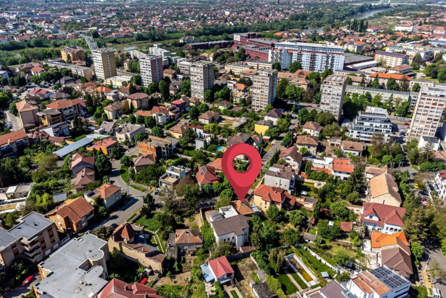 Oportunitate rară în cea mai exclusivistă zonă din Arad, Zona Gloria - Comision 0%
Proprietățile din această zonă apar extrem de rar pe piață. Vorbim despre una dintre cele mai căutate și valoroase locații din Arad – zona Stadionului Gloria, pe malul Mureșului, unde liniștea, poziția și prestigiul se întâlnesc.
Casa este construită solid, din cărămidă, cu regim de înălțime subsol + parter, oferind o structură excelentă și o bază ideală pentru un proiect premium, terenul avand o suprafata de 543 mp. Nu este o construcție demolabilă, ci una care merită valorificată printr-o renovare completă, păstrând avantajul unei fundații și structuri de calitate.
Imaginează-ți o locuință modernă sau o proprietate de lux reconfigurată exact după viziunea ta, într-o zonă unde valoarea imobiliară este în continuă creștere. Fie că o transformi într-o reședință exclusivistă sau într-o investiție de prestigiu, locația face diferența.
Dacă îți dorești o investiție sigură într-o zonă premium, cu potențial real de apreciere, această proprietate este alegerea potrivită.

📞 Pentru detalii și programarea unei vizionări:
Blaga Flavius – 0754467525 Consultant imobiliar acreditat APAIR (Asociația Profesională a Agenților Imobiliari din România)

Nu dispui de toată suma? Te ajutăm noi gratuit! Îți obținem oferte de la 16 bănci.
Ai o proprietate de vânzare în Arad și vrei să știi cât valorează cu adevărat?

Birou: ACASĂ | Agenție imobiliară Arad
Adresă: Bulevardul Decebal 2, Arad 310133