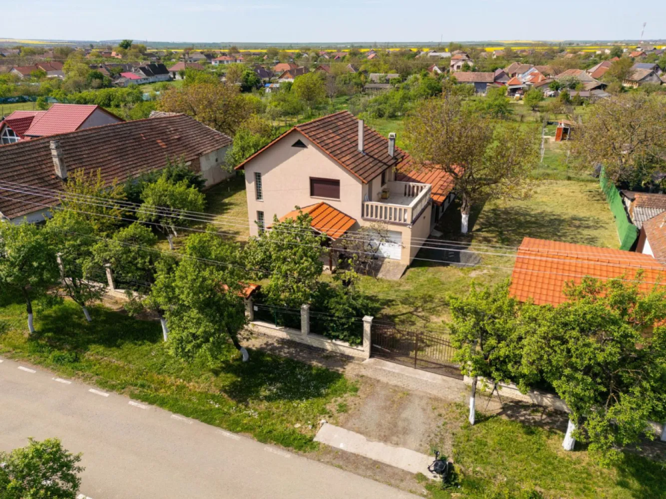 Vanzare Casa Noua Independenta Energetic în Stil Italian – Paulis - Descoperiți eleganța și confortul unei case deosebite cu etaj, situată în inima zonei Păuliș, unde aerul curat și peisajele pitorești vă vor încânta zi de zi! Construcția este finalizată în 2023-2024.
Comision la cumpărare 0%.

Detalii proprietate:

Tip: Vila nouă, stil italian- multe materiale folosite la finisaje fiind italiene
Suprafață: suprafața totală-2825 mp teren și 262 mp construiți ; Generoasă, ideală pentru o familie
Camere: Spațioase și luminoase, cu finisaje de înaltă calitate
Grădină: Perfectă pentru relaxare și petrecerea timpului liber și chiar pentru activități agricole
Încălzire: Dotată cu pompă de căldură cu încălzirea prin pardoseală și aer condiționat asigurând confort pe tot parcursul anului
Garaj: Inclus în casă, plus o clădire separată pentru 2 mașini
Mobilier: Se vinde complet mobilată și utilată, gata să vă întâmpine
Energie electrică; Panouri fotovoltaice de 9kw prosumator
Această vilă nu este doar o casă, ci un loc unde visele devin realitate. Fiecare detaliu a fost gândit pentru a oferi confort și stil, iar atmosfera de aici vă va face să vă simțiți acasă din prima clipă.
Nu rata ocazia de a transforma această proprietate în căminul tău sau în casav ta de vacanță! Contactează-mă pentru mai multe detalii sau pentru a programa o vizionare.

📞 Contact: 0724 694 458 Dorel Vereș consultant imobiliar Acasă Arad
📧 Email: dorel.veres@acasaarad.ro

Fiecare zi este o nouă oportunitate de a face un pas spre visul tău! ✨ Nu dispui de toată suma? Te ajutăm noi gratuit! Îți obținem oferte de la 16 bănci.

Ai o proprietate de vânzare în Arad și vrei să știi cât valorează cu adevărat?

Sună-mă pentru o evaluare gratuită, fără obligații.

Birou: ACASĂ | Agenție imobiliară Arad

Bulevardul Decebal 2, Arad 310133