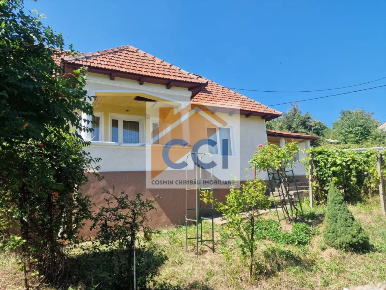 Casa in mediu rural cu teren - Casă de vânzare în Parava – liniște, spațiu și natură!
Se vinde casă situată în localitatea Parava, într-o zonă rurală liniștită, ideală pentru cei care caută un stil de viață relaxat, departe de agitația urbană. Proprietatea este compusă dintr-o casă spațioasă cu 5 camere și un teren generos, perfect pentru grădinărit, livadă sau alte activități agricole.
Detalii proprietate:
Suprafață construită: 184 mp
5 camere luminoase și bine compartimentate
Bucătărie + baie 
Curent electric, apă curentă (sau fântână), posibilitate de racordare la gaze (dacă este cazul)
Teren:
Suprafață teren: 10426 mp 
Curte spațioasă + grădină
Posibilitate de extindere sau alte utilizări agricole
Localizare: Sat/Comuna Parava, județul Bacau
Ideală pentru: locuință permanentă, casă de vacanță, investiție în agroturism sau casă de weekend.