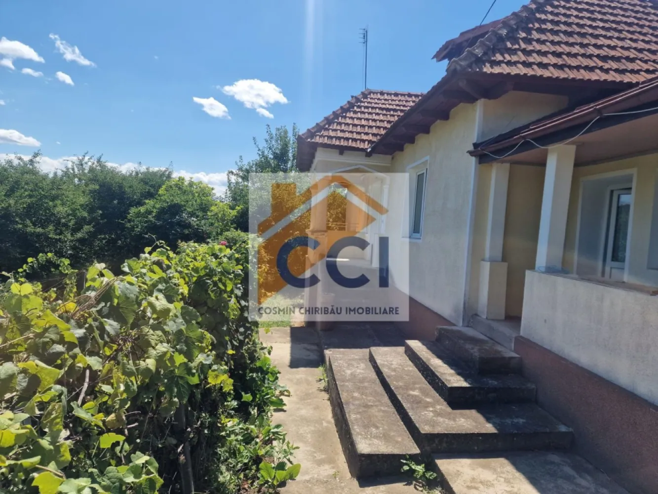 Casa in mediu rural cu teren - Casă de vânzare în Parava – liniște, spațiu și natură!
Se vinde casă situată în localitatea Parava, într-o zonă rurală liniștită, ideală pentru cei care caută un stil de viață relaxat, departe de agitația urbană. Proprietatea este compusă dintr-o casă spațioasă cu 5 camere și un teren generos, perfect pentru grădinărit, livadă sau alte activități agricole.
Detalii proprietate:
Suprafață construită: 184 mp
5 camere luminoase și bine compartimentate
Bucătărie + baie 
Curent electric, apă curentă (sau fântână), posibilitate de racordare la gaze (dacă este cazul)
Teren:
Suprafață teren: 10426 mp 
Curte spațioasă + grădină
Posibilitate de extindere sau alte utilizări agricole
Localizare: Sat/Comuna Parava, județul Bacau
Ideală pentru: locuință permanentă, casă de vacanță, investiție în agroturism sau casă de weekend.