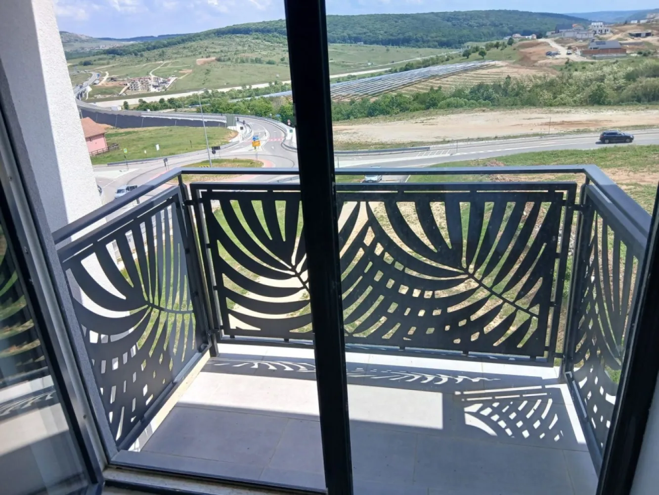 Apartament nou, 1 cameră, Băile Felix. 80 000 E. Comision 0 - De vânzare: apartament nou cu 1 cameră, tip studio, în Băile Felix – Sânmartin, situat într-un complex rezidențial nou, finalizat și finisat. Suprafață utilă 48 mp.
Preț: 80.000 € (TVA inclus).  Comision 0%

Apartamentul se află într-un complex rezidențial nou, este finalizat, finisat și dotat cu aer condiționat. Este situat la etajul 4 din 4, iar blocul dispune de lift.
Suprafață construită: 60,27 mp Suprafață utilă: 47,76 mp

Compartimentare: • Hol – 3,97 mp • Cameră de zi + bucătărie – 25,81 mp • Dormitor – 12,51 mp • Baie – 5,47 mp • Balcon – 2,00 mp

Contact:  Flavius Bunoiu 0751 254 234