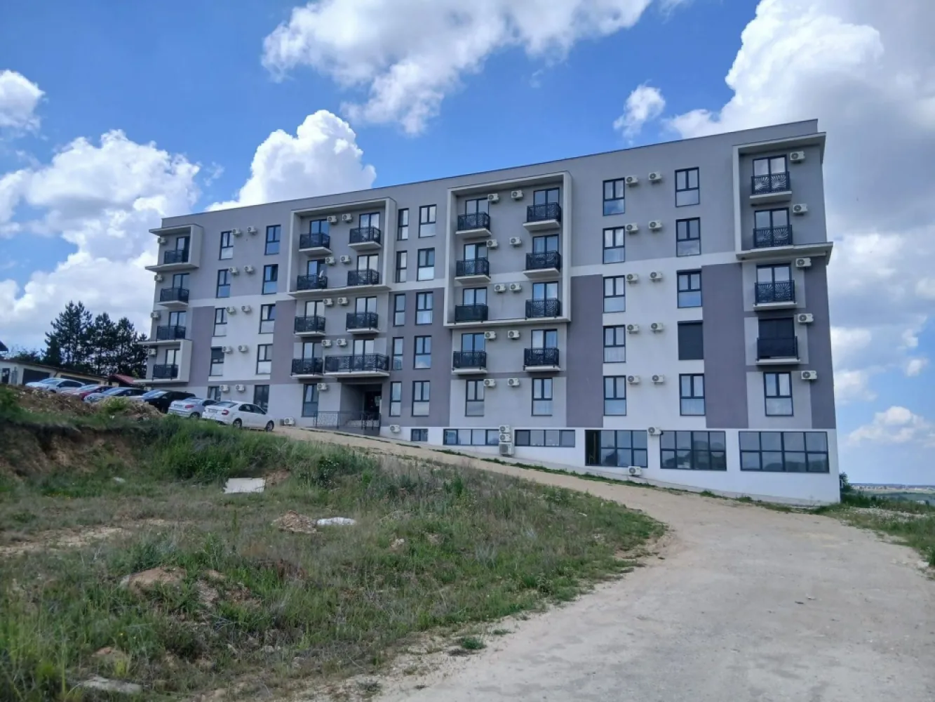 Apartament nou, 1 cameră, Băile Felix. 80 000 E. Comision 0 - De vânzare: apartament nou cu 1 cameră, tip studio, în Băile Felix – Sânmartin, situat într-un complex rezidențial nou, finalizat și finisat. Suprafață utilă 48 mp.
Preț: 80.000 € (TVA inclus).  Comision 0%

Apartamentul se află într-un complex rezidențial nou, este finalizat, finisat și dotat cu aer condiționat. Este situat la etajul 4 din 4, iar blocul dispune de lift.
Suprafață construită: 60,27 mp Suprafață utilă: 47,76 mp

Compartimentare: • Hol – 3,97 mp • Cameră de zi + bucătărie – 25,81 mp • Dormitor – 12,51 mp • Baie – 5,47 mp • Balcon – 2,00 mp

Contact:  Flavius Bunoiu 0751 254 234