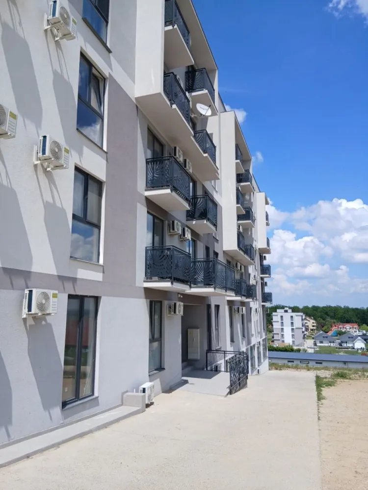 Apartament nou, 1 cameră, Băile Felix. 80 000 E. Comision 0 - De vânzare: apartament nou cu 1 cameră, tip studio, în Băile Felix – Sânmartin, situat într-un complex rezidențial nou, finalizat și finisat. Suprafață utilă 48 mp.
Preț: 80.000 € (TVA inclus).  Comision 0%

Apartamentul se află într-un complex rezidențial nou, este finalizat, finisat și dotat cu aer condiționat. Este situat la etajul 4 din 4, iar blocul dispune de lift.
Suprafață construită: 60,27 mp Suprafață utilă: 47,76 mp

Compartimentare: • Hol – 3,97 mp • Cameră de zi + bucătărie – 25,81 mp • Dormitor – 12,51 mp • Baie – 5,47 mp • Balcon – 2,00 mp

Contact:  Flavius Bunoiu 0751 254 234