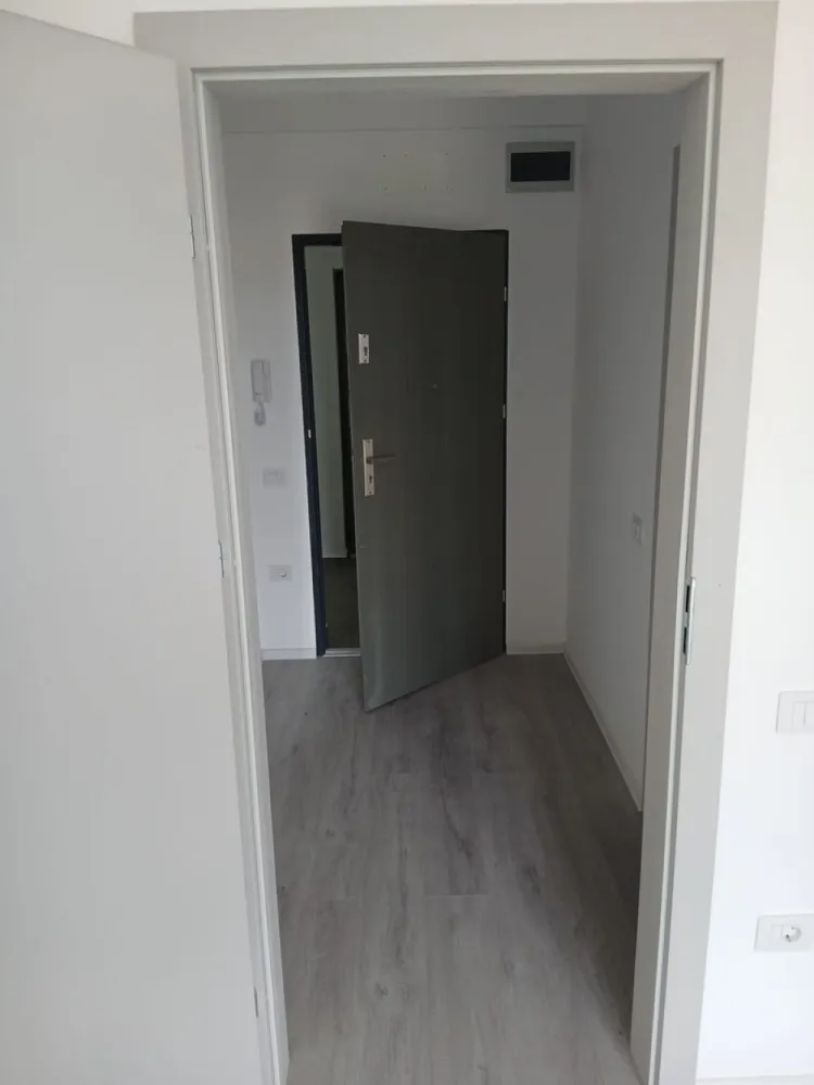 Apartament nou, 1 cameră, Băile Felix. 80 000 E. Comision 0 - De vânzare: apartament nou cu 1 cameră, tip studio, în Băile Felix – Sânmartin, situat într-un complex rezidențial nou, finalizat și finisat. Suprafață utilă 48 mp.
Preț: 80.000 € (TVA inclus).  Comision 0%

Apartamentul se află într-un complex rezidențial nou, este finalizat, finisat și dotat cu aer condiționat. Este situat la etajul 4 din 4, iar blocul dispune de lift.
Suprafață construită: 60,27 mp Suprafață utilă: 47,76 mp

Compartimentare: • Hol – 3,97 mp • Cameră de zi + bucătărie – 25,81 mp • Dormitor – 12,51 mp • Baie – 5,47 mp • Balcon – 2,00 mp

Contact:  Flavius Bunoiu 0751 254 234