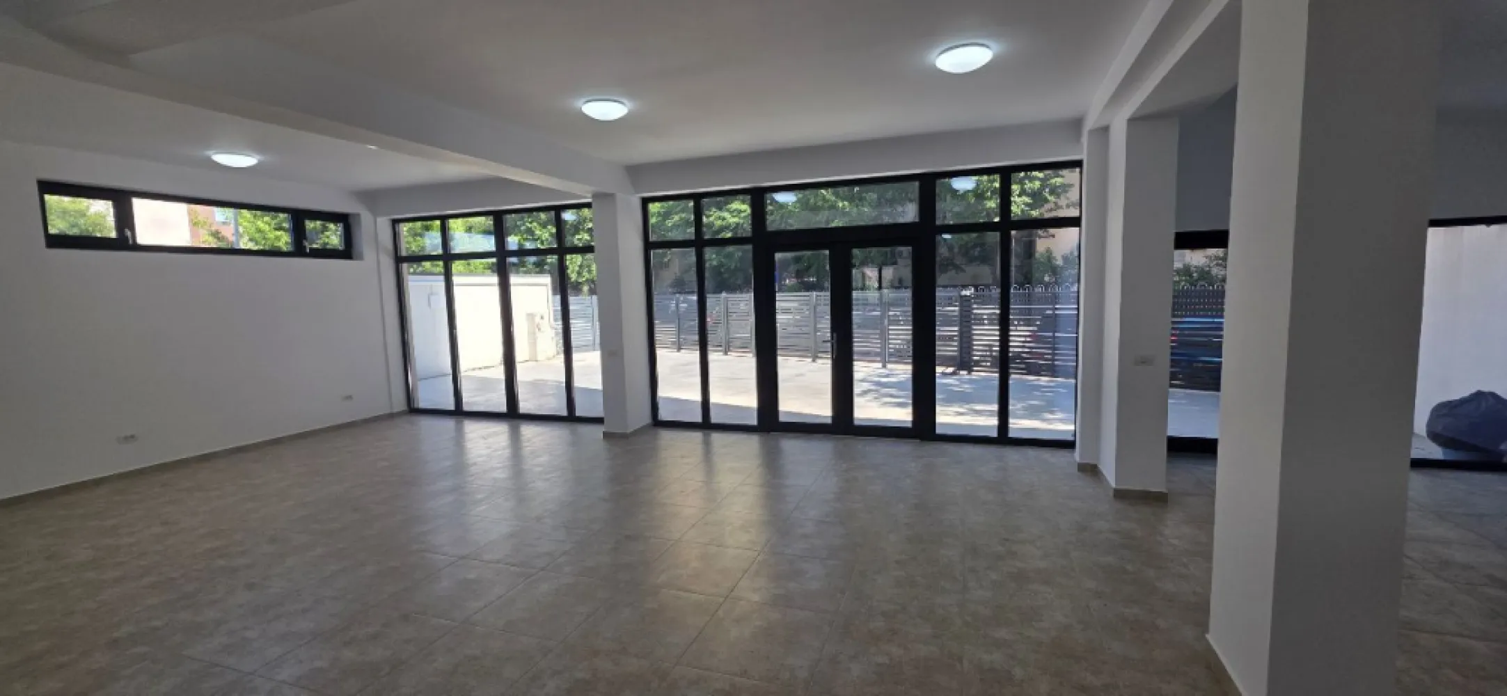 Salajan spatiu comercial 350 mp de inchiriat - K Imobiliare propune spre inchiriere in zona Salajan Nicolae Grigorescu , imobil nou construit 2026 , spatiu comercial parter 150 mp si demisol 190 mp fiecare cu intrari separate , contorizare separata , incalzire in pardoseala , curent trifazic , grupuri sanitare,