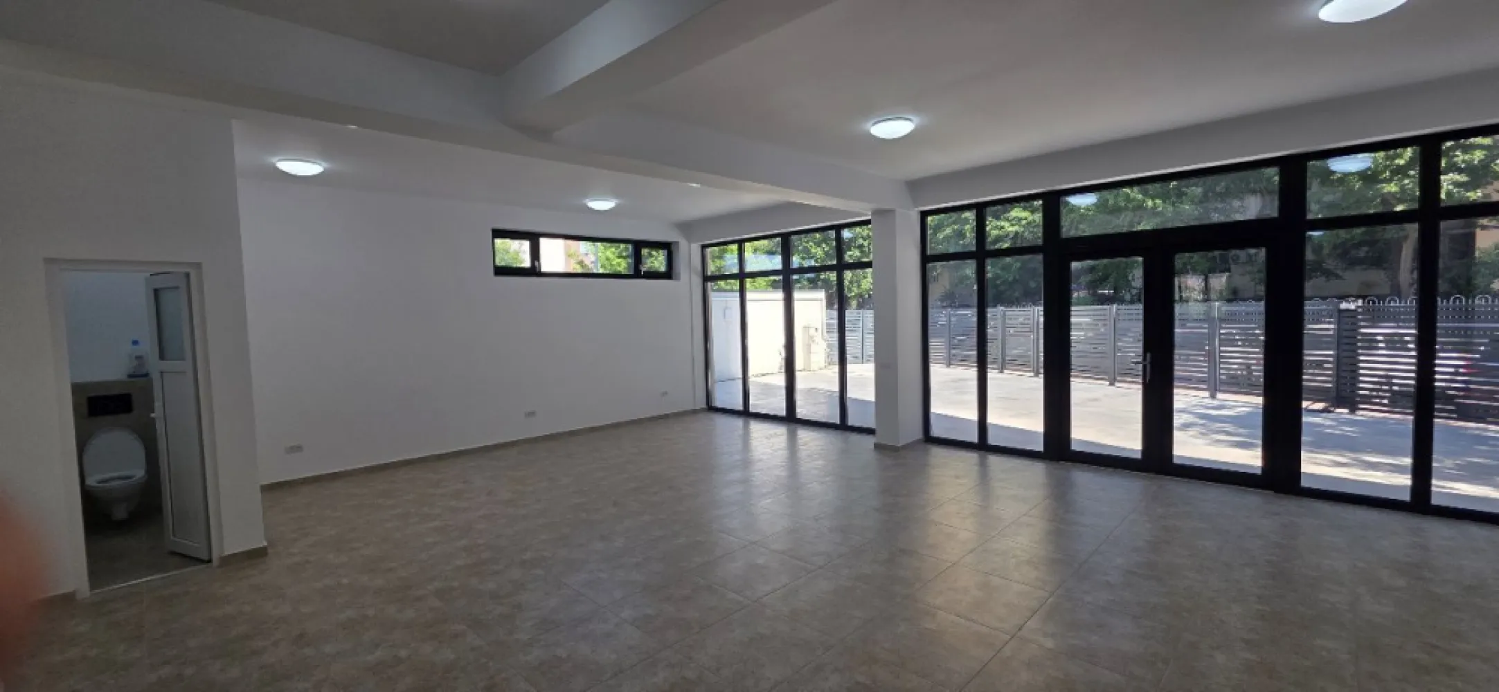 Salajan spatiu comercial 350 mp de inchiriat - K Imobiliare propune spre inchiriere in zona Salajan Nicolae Grigorescu , imobil nou construit 2026 , spatiu comercial parter 150 mp si demisol 190 mp fiecare cu intrari separate , contorizare separata , incalzire in pardoseala , curent trifazic , grupuri sanitare,