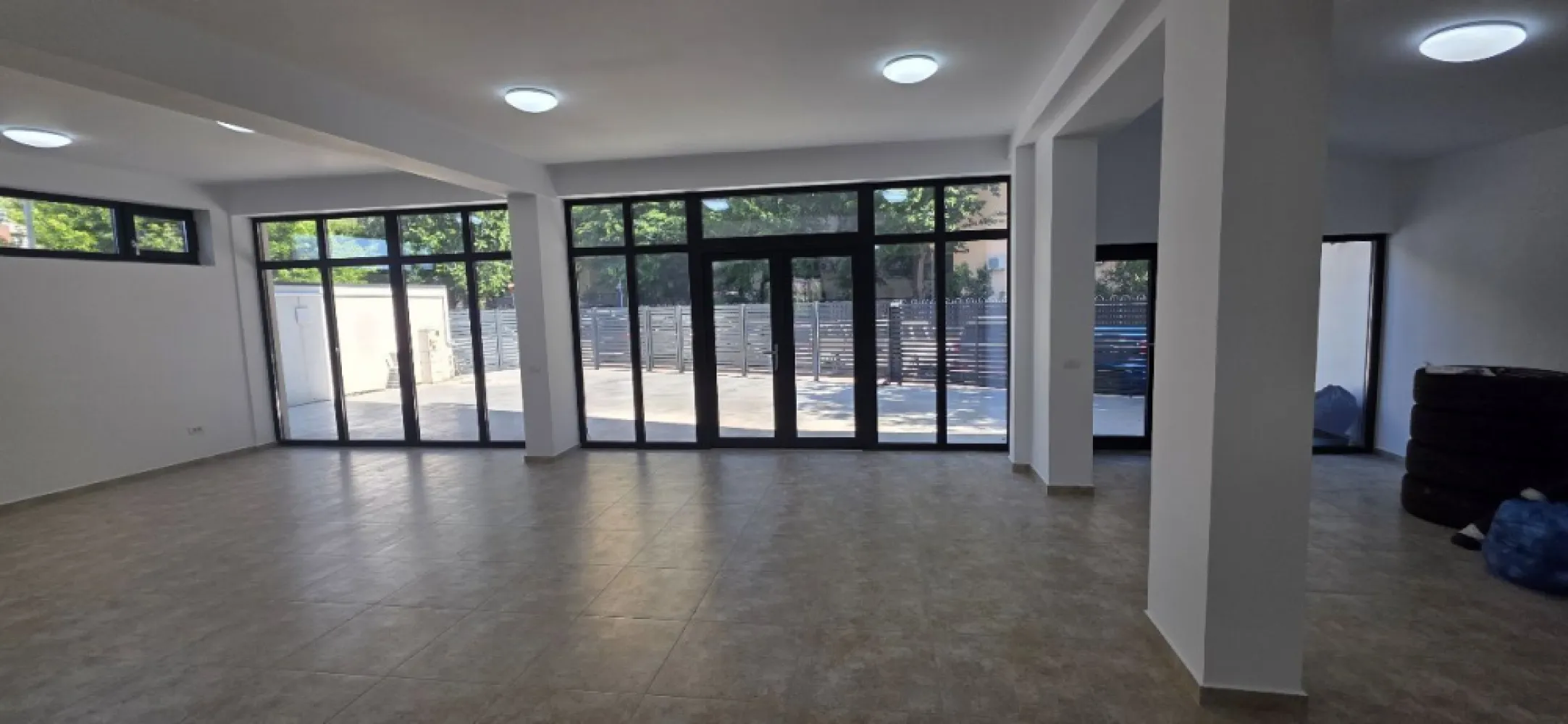 Salajan spatiu comercial 350 mp de inchiriat - K Imobiliare propune spre inchiriere in zona Salajan Nicolae Grigorescu , imobil nou construit 2026 , spatiu comercial parter 150 mp si demisol 190 mp fiecare cu intrari separate , contorizare separata , incalzire in pardoseala , curent trifazic , grupuri sanitare,