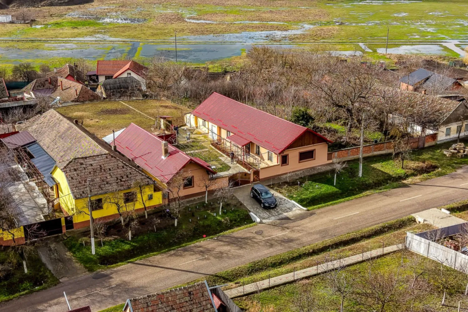 Casă în Vinga – restaurată Integral 2025 | 3 camere | utilități - Vă propunem spre vânzare o proprietate cu un caracter aparte, situată în Vinga, la 20 de minute de Arad, ideală pentru familiile care doresc să se relocheze într-o zonă liniștită sau pentru cei care caută o casă de vacanță impecabilă.

RESTAURARE COMPLETĂ (2025): Nu este o simplă renovare, ci o restaurare integrală realizată de profesioniști. Totul este nou: de la acoperiș și geamuri termopan, până la finisajele interioare.
CONFORT TERMIC NATURAL: Construită pe o structură solidă din văiugă și izolată la exterior cu polistiren, casa oferă un microclimat incredibil: răcoare naturală vara și căldură eficientă iarna. Facturi minime, confort maxim!
COMPARTIMENTARE "STIL NEMȚESC": Cele 3 camere sunt spațioase, luminoase și decomandate de un hol central generos, oferind intimitate fiecărui membru al familiei.
TEREN GENEROS: Curtea îți oferă libertatea pe care nu o vei avea niciodată la bloc – spațiu pentru grădină, loc de joacă pentru copii sau o zonă de grătar cu prietenii.
TOATE UTILITĂȚILE: Proprietatea beneficiază de branșament la curent, iar gazul și apa sunt la a limita de proprietate, asigurând un stil de viață modern și confortabil.

Detalii tehnice pe scurt:
Număr camere: 3 (decomandate)
Stadiu: restaurată integral 2025
Dotări: acoperiș nou, geamuri termopan, izolație exterioară
Locație: vecinătatea Aradului (acces rapid spre oraș) // 20 minute

Preț: 85.000 Euro / / Comision: 0% pentru cumpărător

Oportunitate de investiție: Proprietatea are un potențial uriaș și pentru închiriere în regim de weekend, fiind o alternativă extrem de căutată pentru relaxare.

Nu rata șansa de a achiziționa o casă cu suflet, unde fiecare detaliu a fost pregătit pentru noul proprietar!

📞 Programează o vizionare acum:
Sebastian Nica – 0722 252 639

Nu dispui de toată suma? Te ajutăm noi gratuit! Îți obținem oferte de la 16 bănci.

Ai o proprietate de vânzare în Arad și vrei să știi cât valorează cu adevărat?
Sună-mă pentru o evaluare gratuită, fără obligații.

Birou: ACASĂ | Agenție imobiliară Arad
Bulevardul Decebal 2, Arad 310133