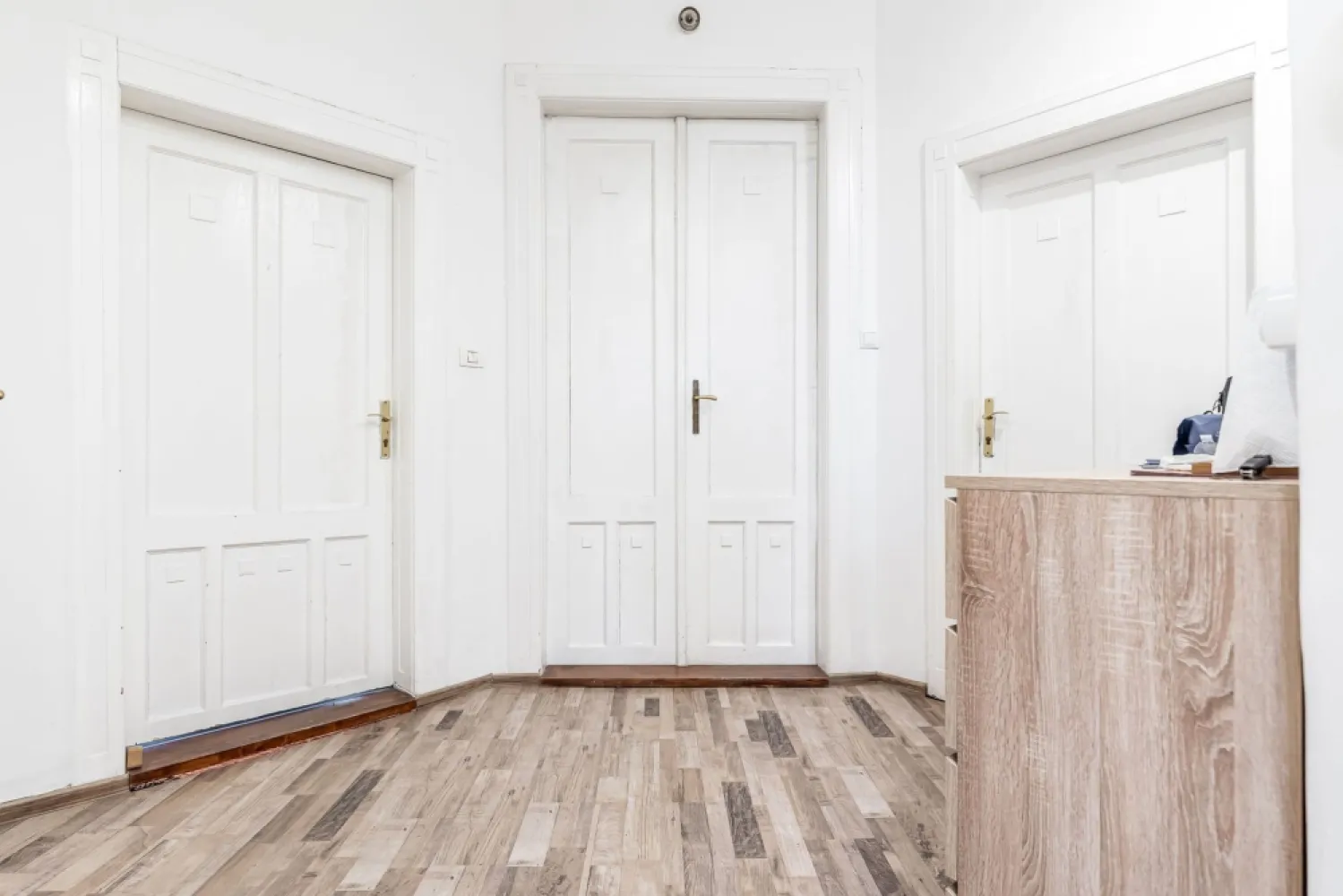 Apartament ultracentral cu 2 camere neamenajat Comision 0 - Comision 0% 
Va propun in exclusivitate un apartament cu 2 camere , situat pe strada Stefan Ciocio Pop intr-o cladire cu o frumusete aparte, recent restaurata , la etajul 2 din 3.

IMPORTANT: Apartamentul este neamenajat si are coridorul comun cu un alt apartament recent amenajat, care este de asemenea de vanzare ( Vezi schita in poze)
Imobilul dispune de o suprafata utila de aprox 73 mp.

Compartimentarea este dupa cum urmeaza : coridor comun de acces, 1 bucatarie, 1 baie, 1 dormitor si un living cu potential enorm. 

Apartamentele se vand si impreuna pretul fiind de 157.500 euro

📞 Pentru detalii și programarea unei vizionări:
Blaga Flavius – 0754467525 Consultant imobiliar acreditat APAIR (Asociația Profesională a Agenților Imobiliari din România)

Nu dispui de toată suma? Te ajutăm noi gratuit! Îți obținem oferte de la 16 bănci.
Ai o proprietate de vânzare în Arad și vrei să știi cât valorează cu adevărat?

Birou: ACASĂ | Agenție imobiliară Arad
Adresă: Bulevardul Decebal 2, Arad 310133