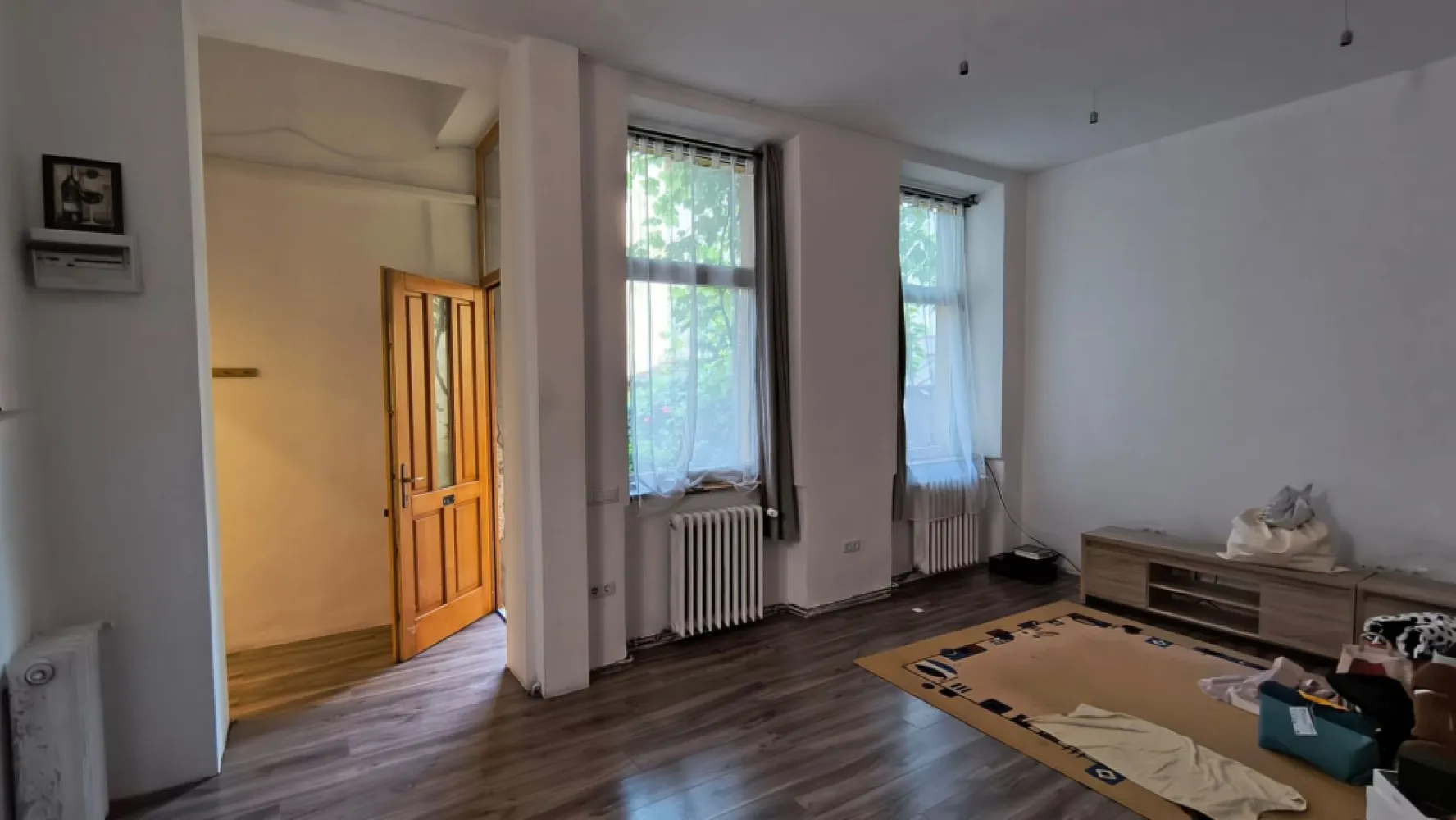Chirie, 2 camere, Vasile Alecsandri. 450 €/lună. Comision 0. - De închiriat: apartament ultracentral, 2 camere, Vasile Alecsandri. 450 €/lună. Comision 0.

Apartamentul este situat la parter și este potrivit atât pentru uz rezidențial, cât și pentru uz comercial – închiriere pe termen scurt (Airbnb, Booking), birouri, salon etc.
Apartamentul este decomandat, situat într-o curte comună și necesită renovare după mutare.
Bucătăria este utilată cu echipamente profesionale. Apartamentul se închiriază parțial utilat și mobilat și dispune de aer condiționat.

Proprietarul este flexibil în negociere și dispus să discute propuneri de colaborare.

Compartimentare:
• Hol
• Cameră de zi
• Bucătărie
• Dormitor
• Baie
• Spațiu de depozitare

Se acceptă doar contracte pe termen lung. Se solicită garanție.

Contact: Flavius Bunoiu – 0751 254 234
