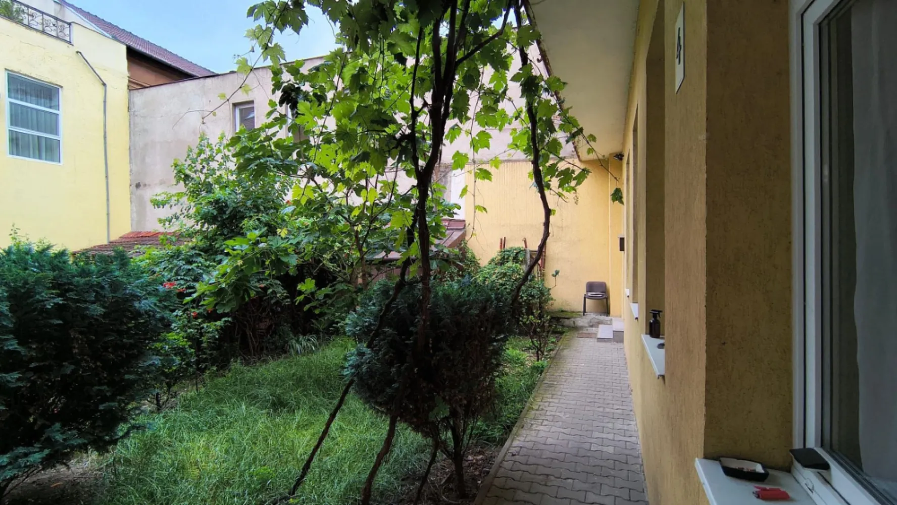 Chirie, 2 camere, Vasile Alecsandri. 450 €/lună. Comision 0. - De închiriat: apartament ultracentral, 2 camere, Vasile Alecsandri. 450 €/lună. Comision 0.

Apartamentul este situat la parter și este potrivit atât pentru uz rezidențial, cât și pentru uz comercial – închiriere pe termen scurt (Airbnb, Booking), birouri, salon etc.
Apartamentul este decomandat, situat într-o curte comună și necesită renovare după mutare.
Bucătăria este utilată cu echipamente profesionale. Apartamentul se închiriază parțial utilat și mobilat și dispune de aer condiționat.

Proprietarul este flexibil în negociere și dispus să discute propuneri de colaborare.

Compartimentare:
• Hol
• Cameră de zi
• Bucătărie
• Dormitor
• Baie
• Spațiu de depozitare

Se acceptă doar contracte pe termen lung. Se solicită garanție.

Contact: Flavius Bunoiu – 0751 254 234