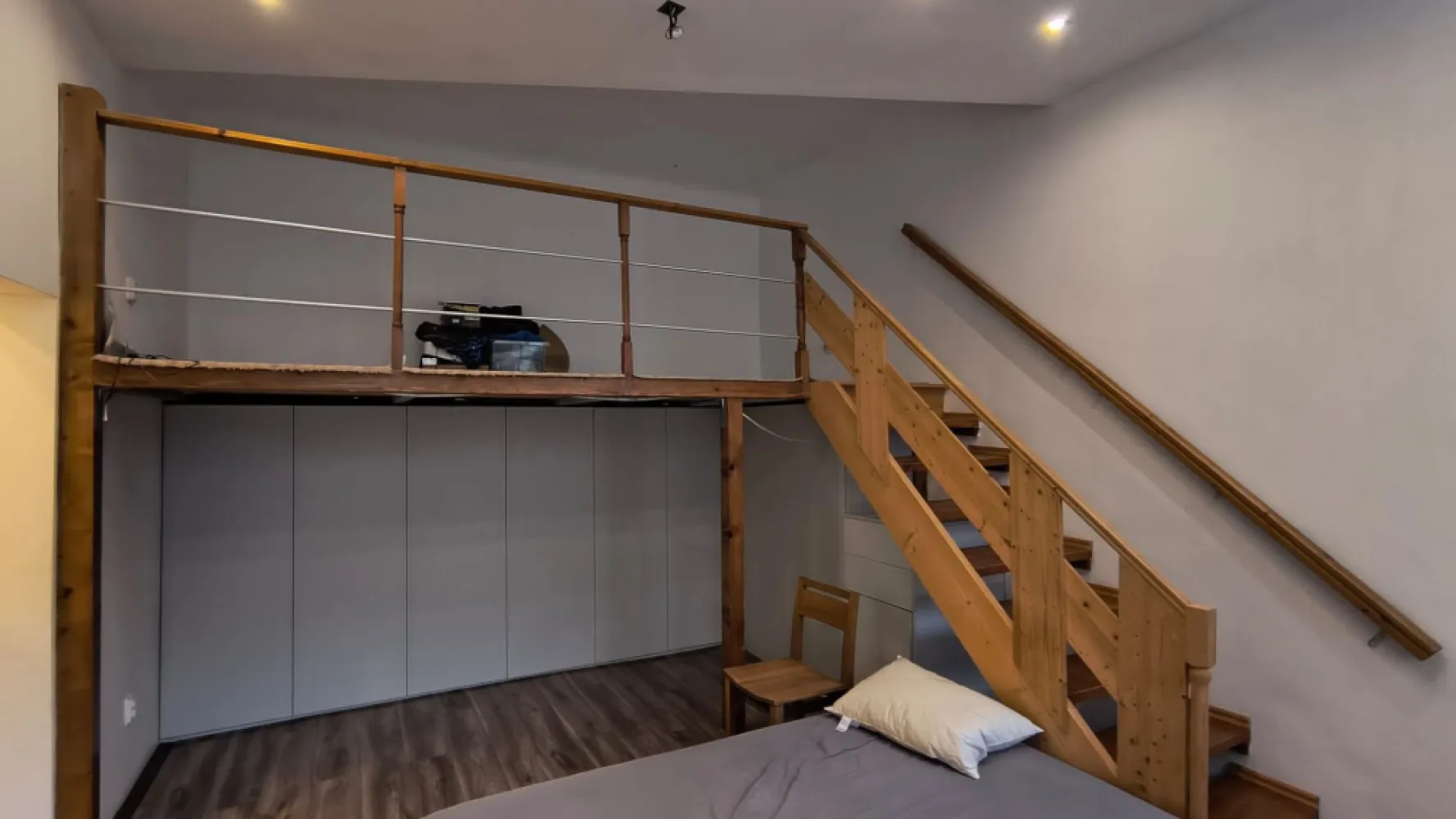 Chirie, 2 camere, Vasile Alecsandri. 450 €/lună. Comision 0. - De închiriat: apartament ultracentral, 2 camere, Vasile Alecsandri. 450 €/lună. Comision 0.

Apartamentul este situat la parter și este potrivit atât pentru uz rezidențial, cât și pentru uz comercial – închiriere pe termen scurt (Airbnb, Booking), birouri, salon etc.
Apartamentul este decomandat, situat într-o curte comună și necesită renovare după mutare.
Bucătăria este utilată cu echipamente profesionale. Apartamentul se închiriază parțial utilat și mobilat și dispune de aer condiționat.

Proprietarul este flexibil în negociere și dispus să discute propuneri de colaborare.

Compartimentare:
• Hol
• Cameră de zi
• Bucătărie
• Dormitor
• Baie
• Spațiu de depozitare

Se acceptă doar contracte pe termen lung. Se solicită garanție.

Contact: Flavius Bunoiu – 0751 254 234