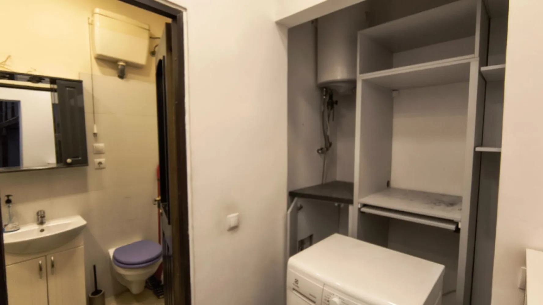 Chirie, 2 camere, Vasile Alecsandri. 450 €/lună. Comision 0. - De închiriat: apartament ultracentral, 2 camere, Vasile Alecsandri. 450 €/lună. Comision 0.

Apartamentul este situat la parter și este potrivit atât pentru uz rezidențial, cât și pentru uz comercial – închiriere pe termen scurt (Airbnb, Booking), birouri, salon etc.
Apartamentul este decomandat, situat într-o curte comună și necesită renovare după mutare.
Bucătăria este utilată cu echipamente profesionale. Apartamentul se închiriază parțial utilat și mobilat și dispune de aer condiționat.

Proprietarul este flexibil în negociere și dispus să discute propuneri de colaborare.

Compartimentare:
• Hol
• Cameră de zi
• Bucătărie
• Dormitor
• Baie
• Spațiu de depozitare

Se acceptă doar contracte pe termen lung. Se solicită garanție.

Contact: Flavius Bunoiu – 0751 254 234