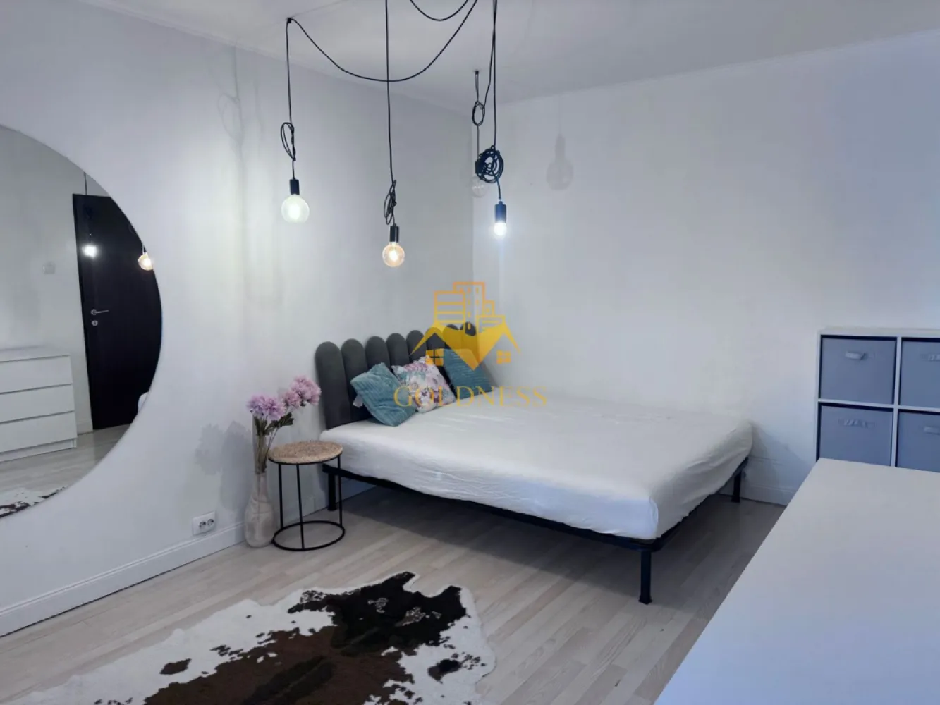 1 camera, Zorilor, UMF, USAMV, UTCN, Observatorului, Premium - GOLDNESS Imobiliare vă propune spre închiriere un apartament cu 1 camere complet mobilat și utilat, la etajul 1 într-un imobil de 4 etaje, în Cartierul Zorilor.
Se află în apropierea stațiilor de transport în comun, magazine, restaurante, spații verzi, farmacii, etc. 

Apartamentul este compartimentat astfel:
 - camera cu pat matrimonial, dressing, noptiere
 - bucătărie complet utilată și mobilată, loc de servit masa 
 - baie cu cabina de dus, calorifer port prosop și dulap pentru depozitare.
 - balcon 3mp

Imobilul este dotat cu toate cele necesare- centrala pe bloc, frigider, aragaz, hotă, mașină de spălat haine, etc. 

Dacă sunteți interesați de acest apartament și doriți să îl vizionați, dar și pentru alte oferte nu ezitați să ne contactați telefonic sau prin e-mail. Vă stăm la dispoziție!
Pentru intermediere se percepe un comision de 50% din prețul chiriei!
