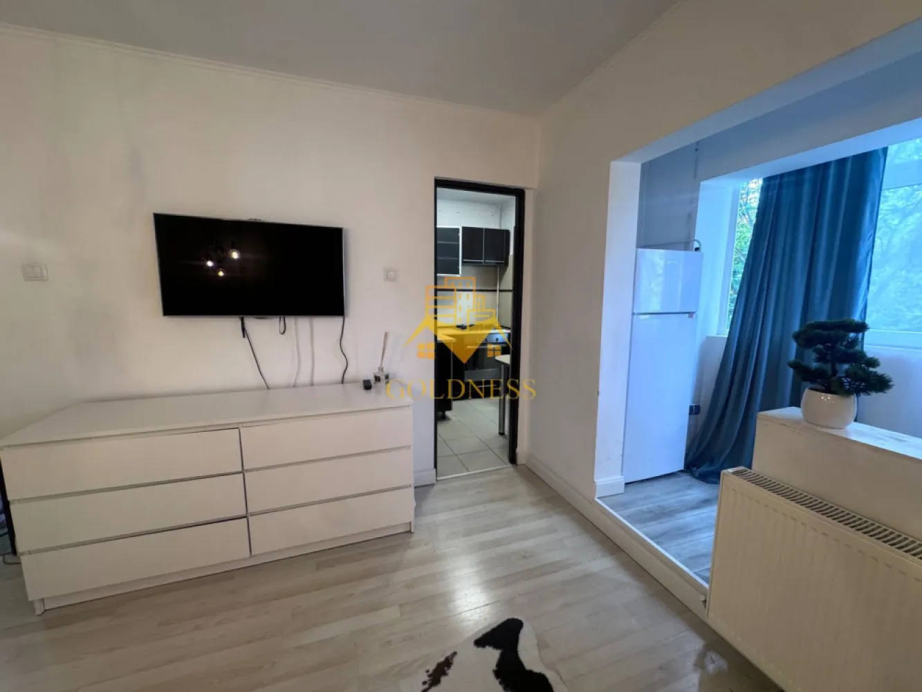 1 camera, Zorilor, UMF, USAMV, UTCN, Observatorului, Premium - GOLDNESS Imobiliare vă propune spre închiriere un apartament cu 1 camere complet mobilat și utilat, la etajul 1 într-un imobil de 4 etaje, în Cartierul Zorilor.
Se află în apropierea stațiilor de transport în comun, magazine, restaurante, spații verzi, farmacii, etc. 

Apartamentul este compartimentat astfel:
 - camera cu pat matrimonial, dressing, noptiere
 - bucătărie complet utilată și mobilată, loc de servit masa 
 - baie cu cabina de dus, calorifer port prosop și dulap pentru depozitare.
 - balcon 3mp

Imobilul este dotat cu toate cele necesare- centrala pe bloc, frigider, aragaz, hotă, mașină de spălat haine, etc. 

Dacă sunteți interesați de acest apartament și doriți să îl vizionați, dar și pentru alte oferte nu ezitați să ne contactați telefonic sau prin e-mail. Vă stăm la dispoziție!
Pentru intermediere se percepe un comision de 50% din prețul chiriei!