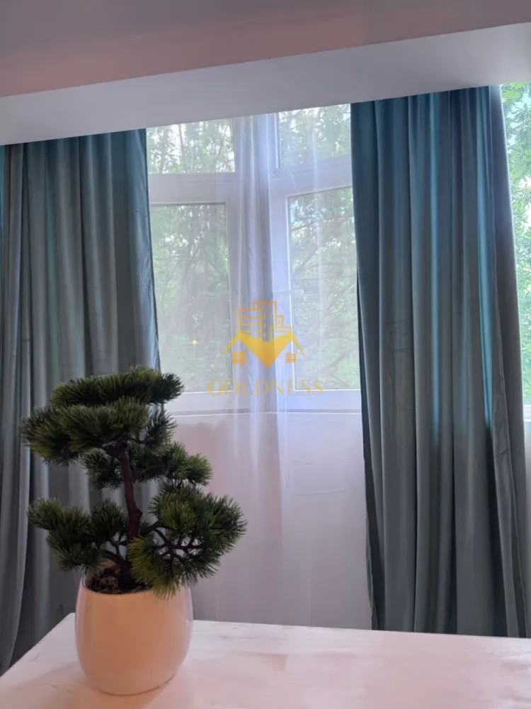 1 camera, Zorilor, UMF, USAMV, UTCN, Observatorului, Premium - GOLDNESS Imobiliare vă propune spre închiriere un apartament cu 1 camere complet mobilat și utilat, la etajul 1 într-un imobil de 4 etaje, în Cartierul Zorilor.
Se află în apropierea stațiilor de transport în comun, magazine, restaurante, spații verzi, farmacii, etc. 

Apartamentul este compartimentat astfel:
 - camera cu pat matrimonial, dressing, noptiere
 - bucătărie complet utilată și mobilată, loc de servit masa 
 - baie cu cabina de dus, calorifer port prosop și dulap pentru depozitare.
 - balcon 3mp

Imobilul este dotat cu toate cele necesare- centrala pe bloc, frigider, aragaz, hotă, mașină de spălat haine, etc. 

Dacă sunteți interesați de acest apartament și doriți să îl vizionați, dar și pentru alte oferte nu ezitați să ne contactați telefonic sau prin e-mail. Vă stăm la dispoziție!
Pentru intermediere se percepe un comision de 50% din prețul chiriei!